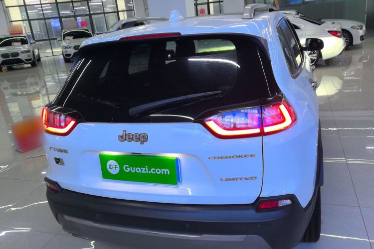 Used  Cherokee 2019 2.0T Two-Wheel Drive Smart Enjoyment Version China V
