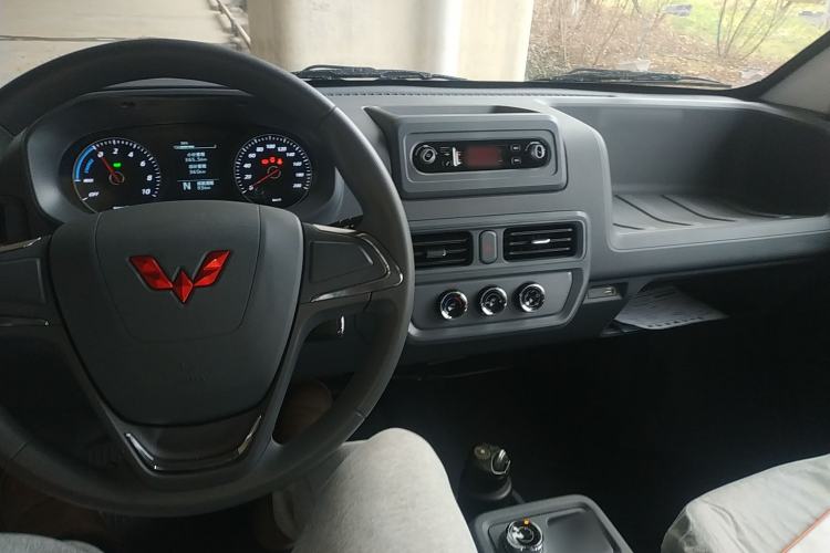 Used Wuling Yangguang 2024 300KM Comfort Version Passenger Van 75kW
