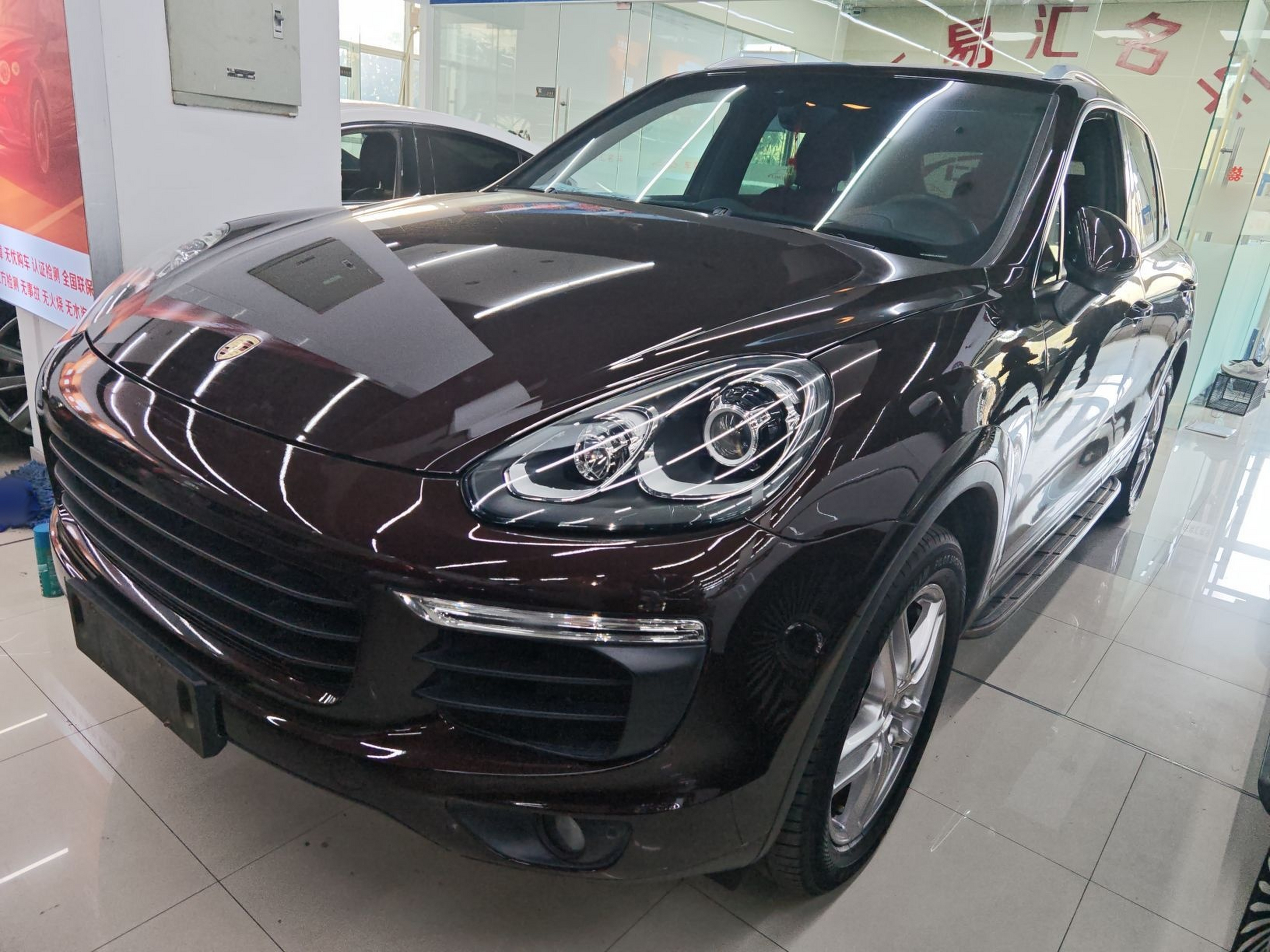 تحت مقدمة السيارة