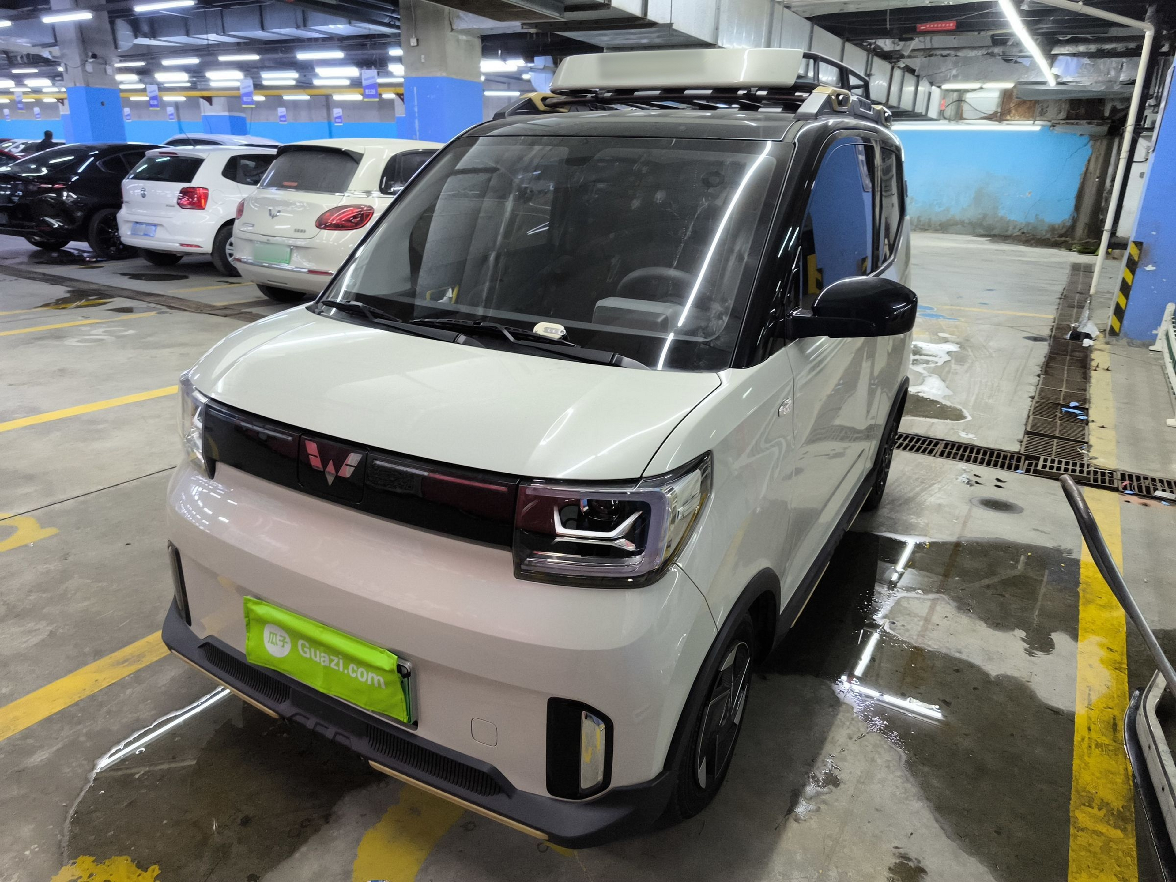 تحت مقدمة السيارة