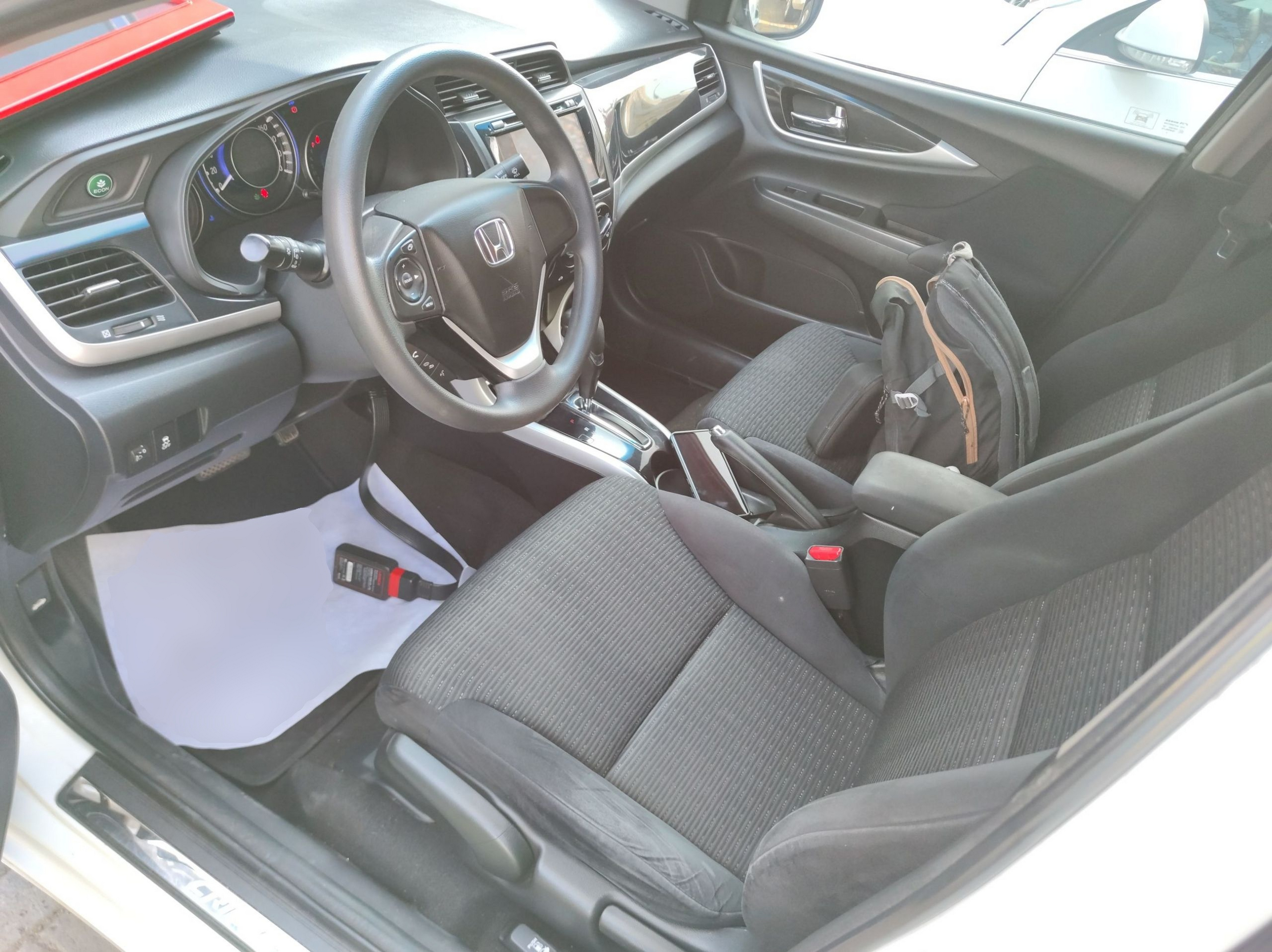 Переднее сиденье в автомобиле