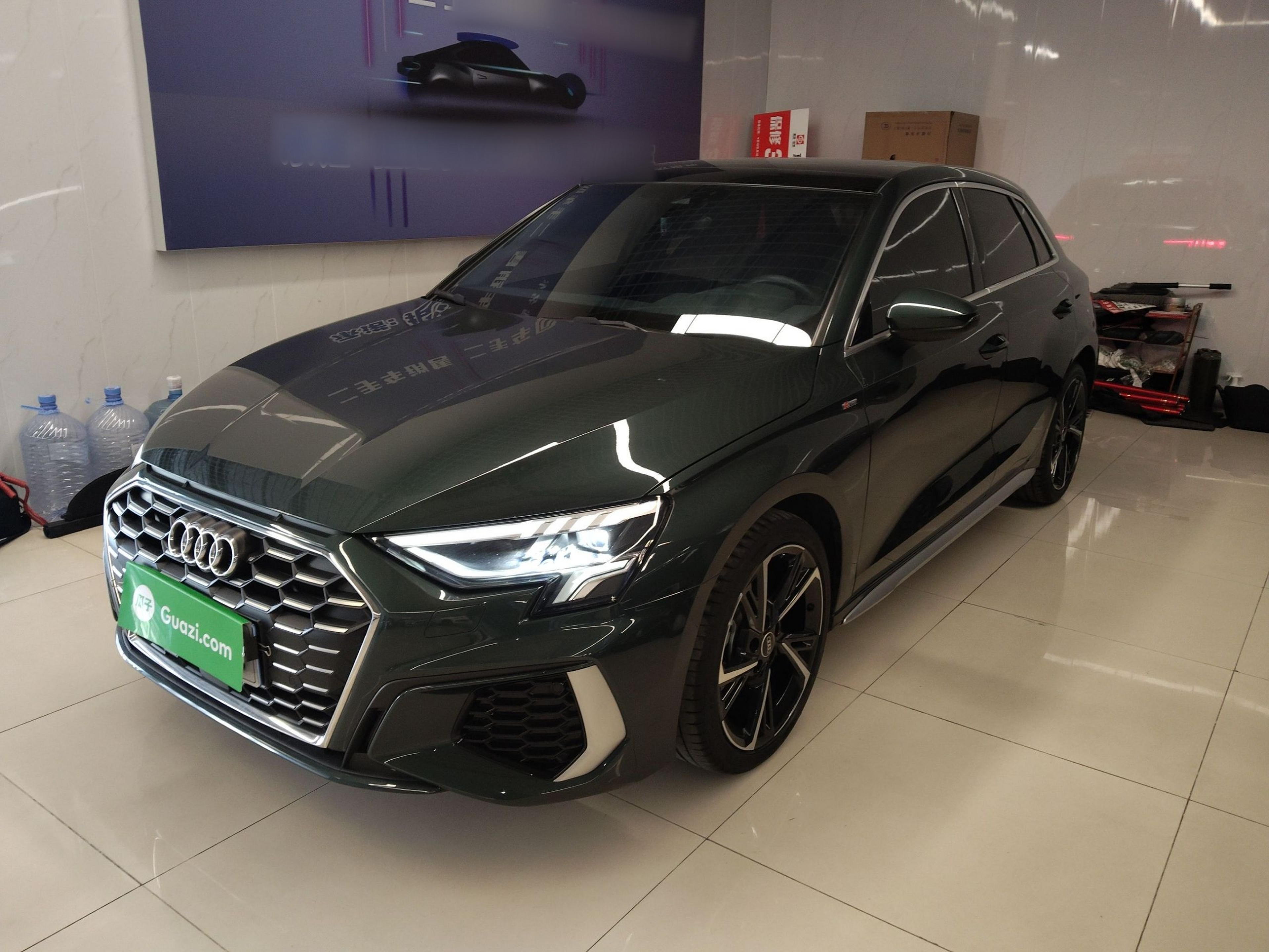 تحت مقدمة السيارة