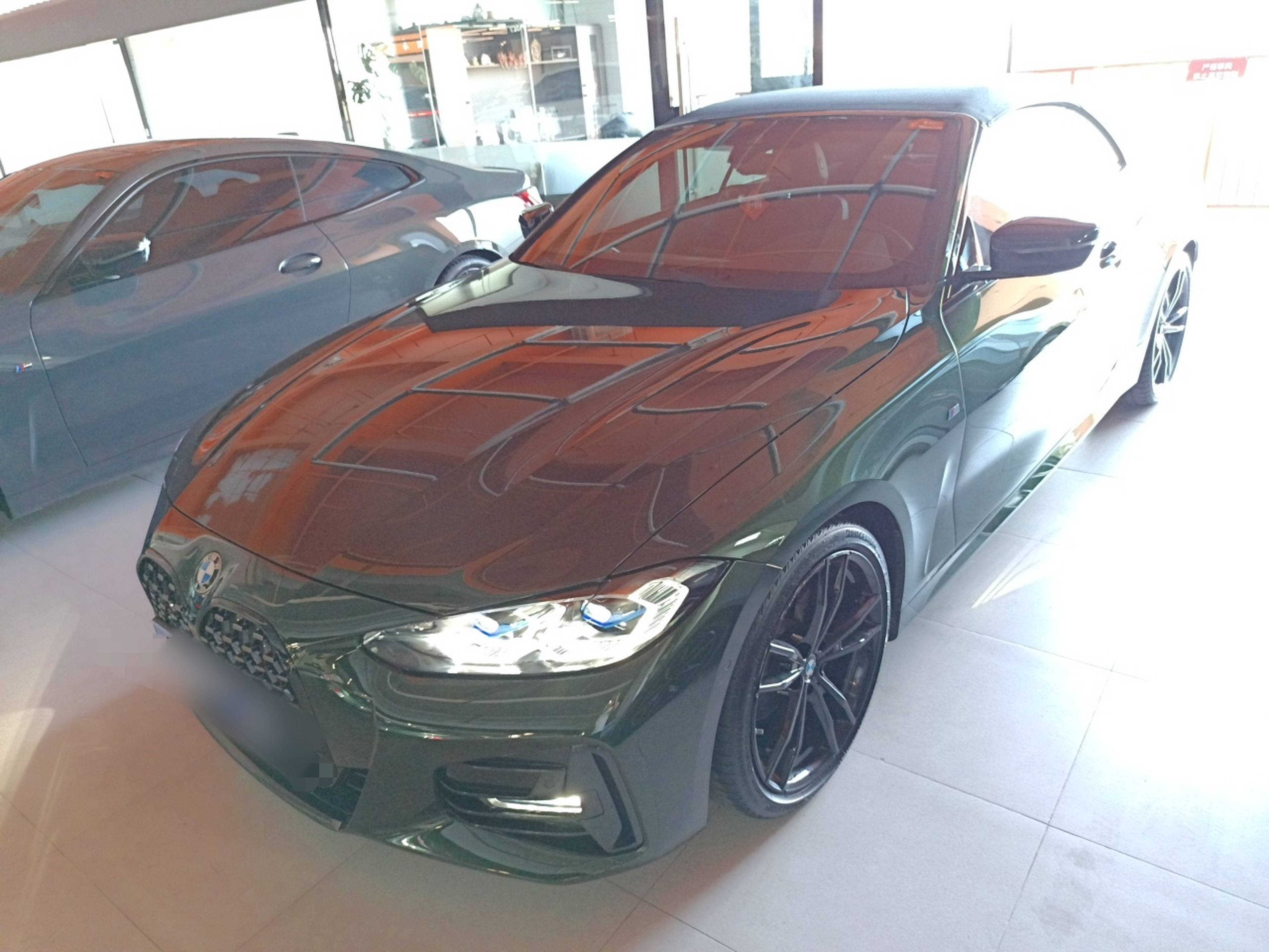 تحت مقدمة السيارة