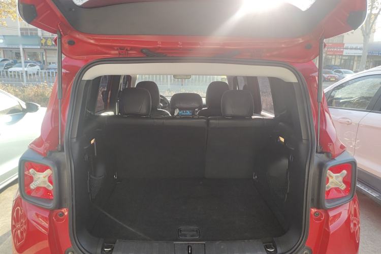 Used  Renegade 2018 Connected Large Screen Version 180T Automatic High-Energy Edition
