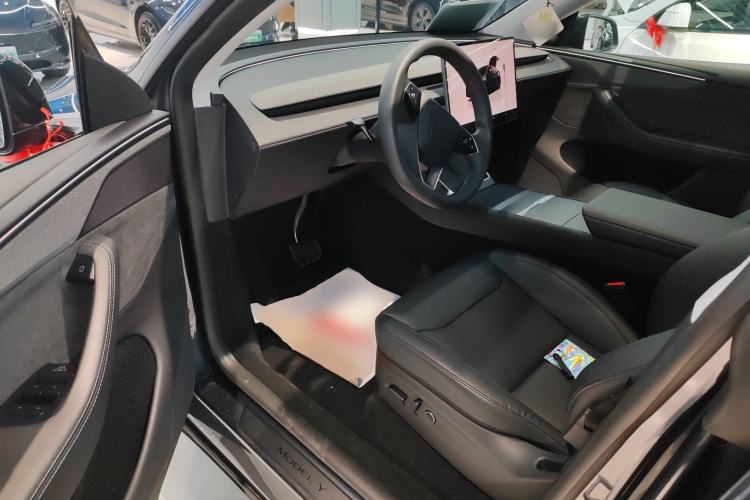 Used Tesla Model Y 2025 Long-Range All-Wheel-Drive Version