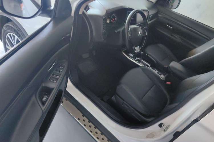 Used Mitsubishi Outlander 2017 2.0L Two-Wheel Drive Glory Edition 5 Seats
