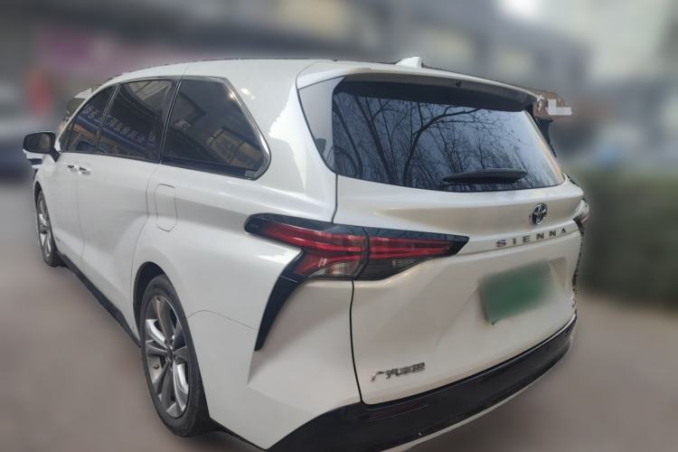 Used Toyota Sienna 2023 2.5L Hybrid Deluxe Edition
