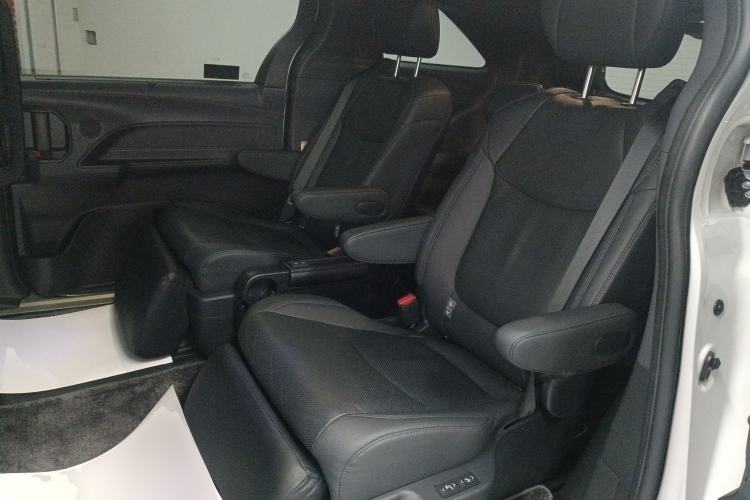 Used Toyota Sienna 2021 2.5L Hybrid Premium Edition
