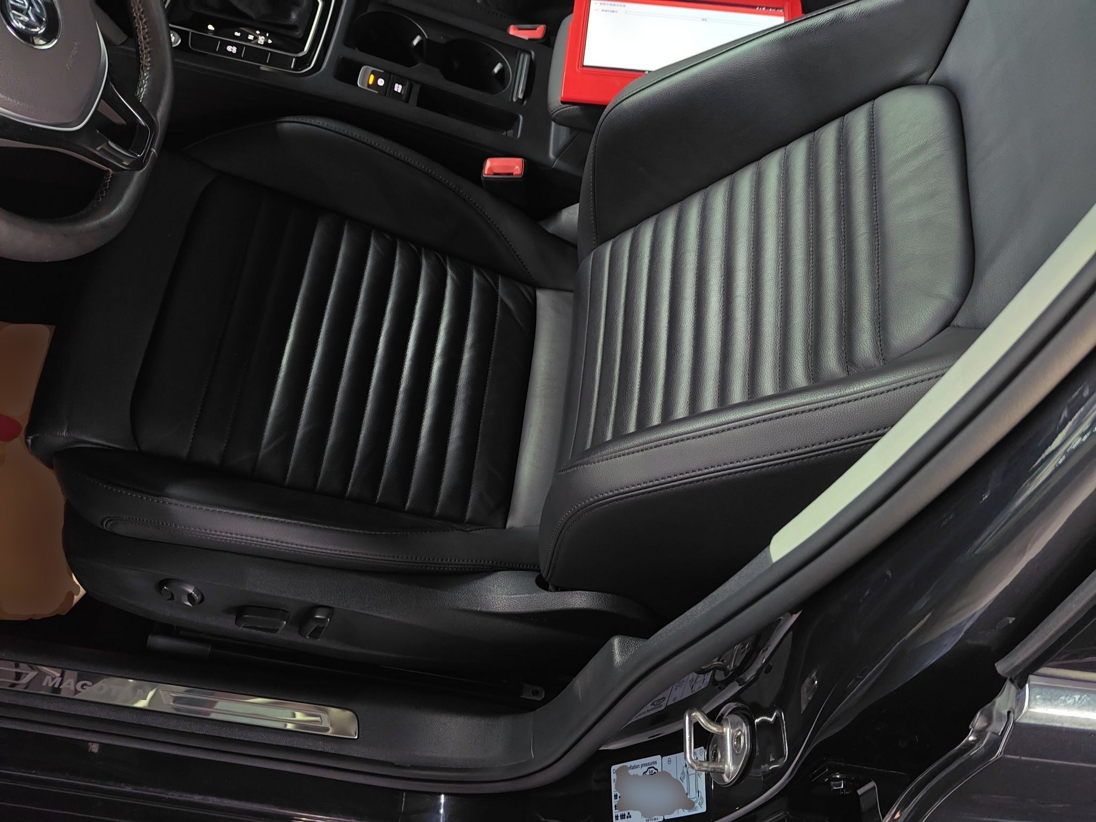 المقاعد الأمامية داخل السيارة