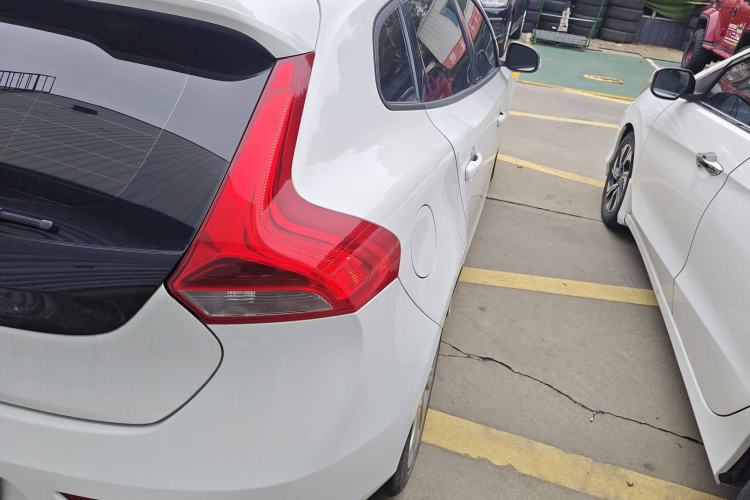 Used Volvo V40 2015 1.6T Zhiyi Edition
