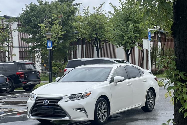 Used Lexus ES 2015 300h Premium Edition
