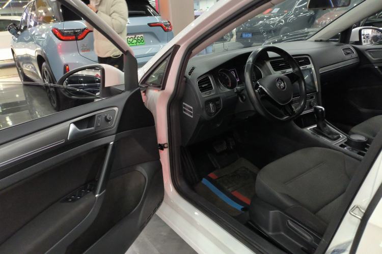 Used Volkswagen Golf 2016 230TSI Automatic Comfort Version
