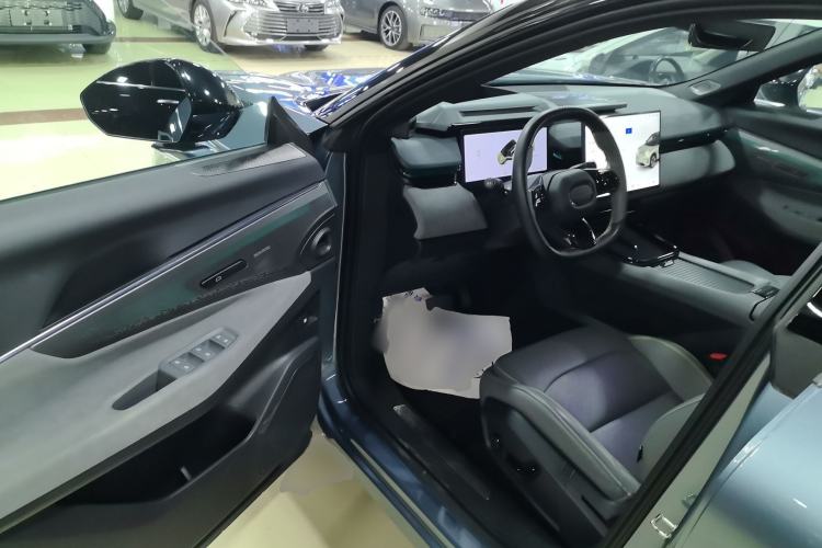 Used Lynk & Co 08 EM-P 2025 220 km All-Wheel-Drive Performance Halo