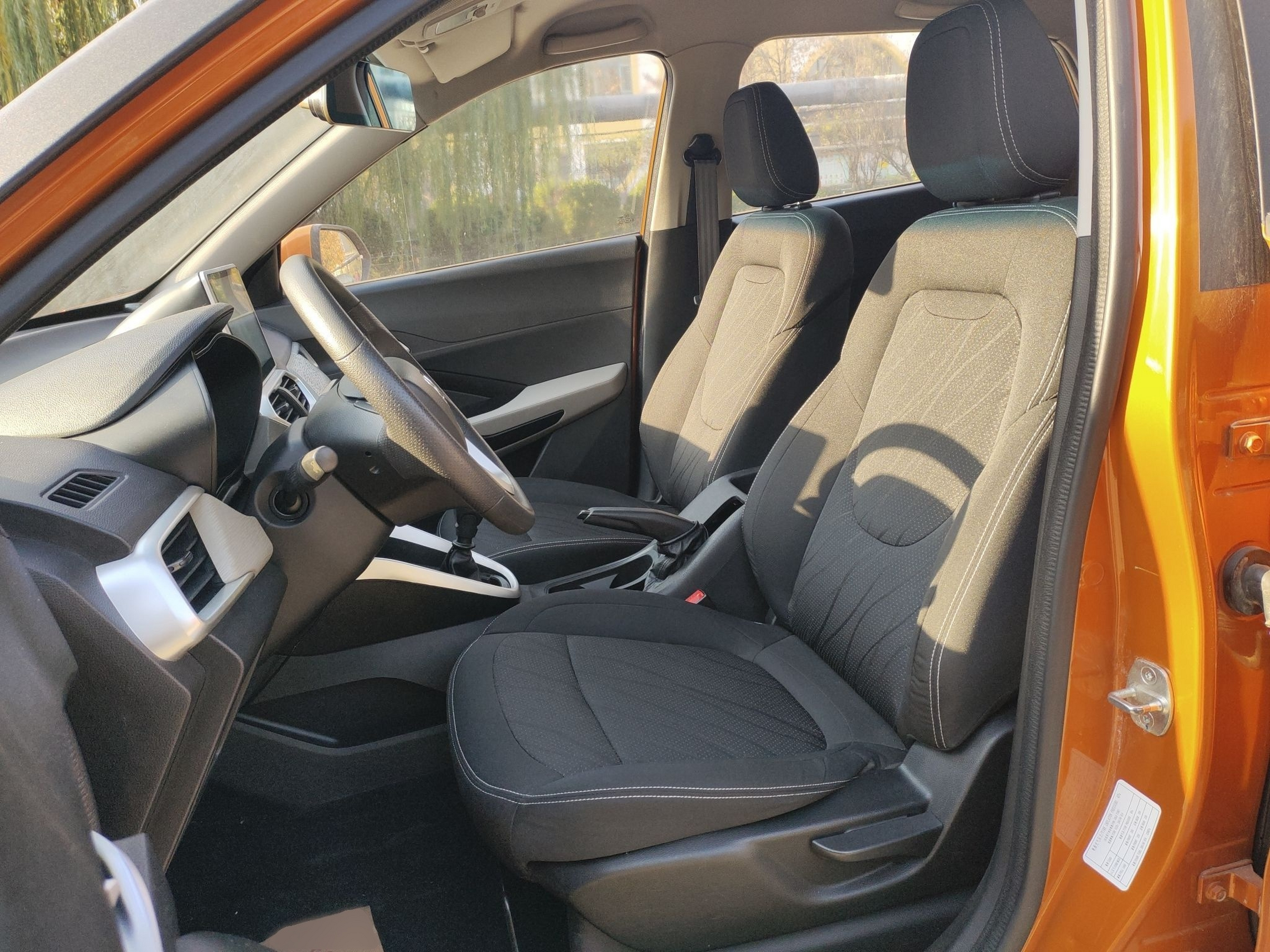 المقاعد الأمامية داخل السيارة