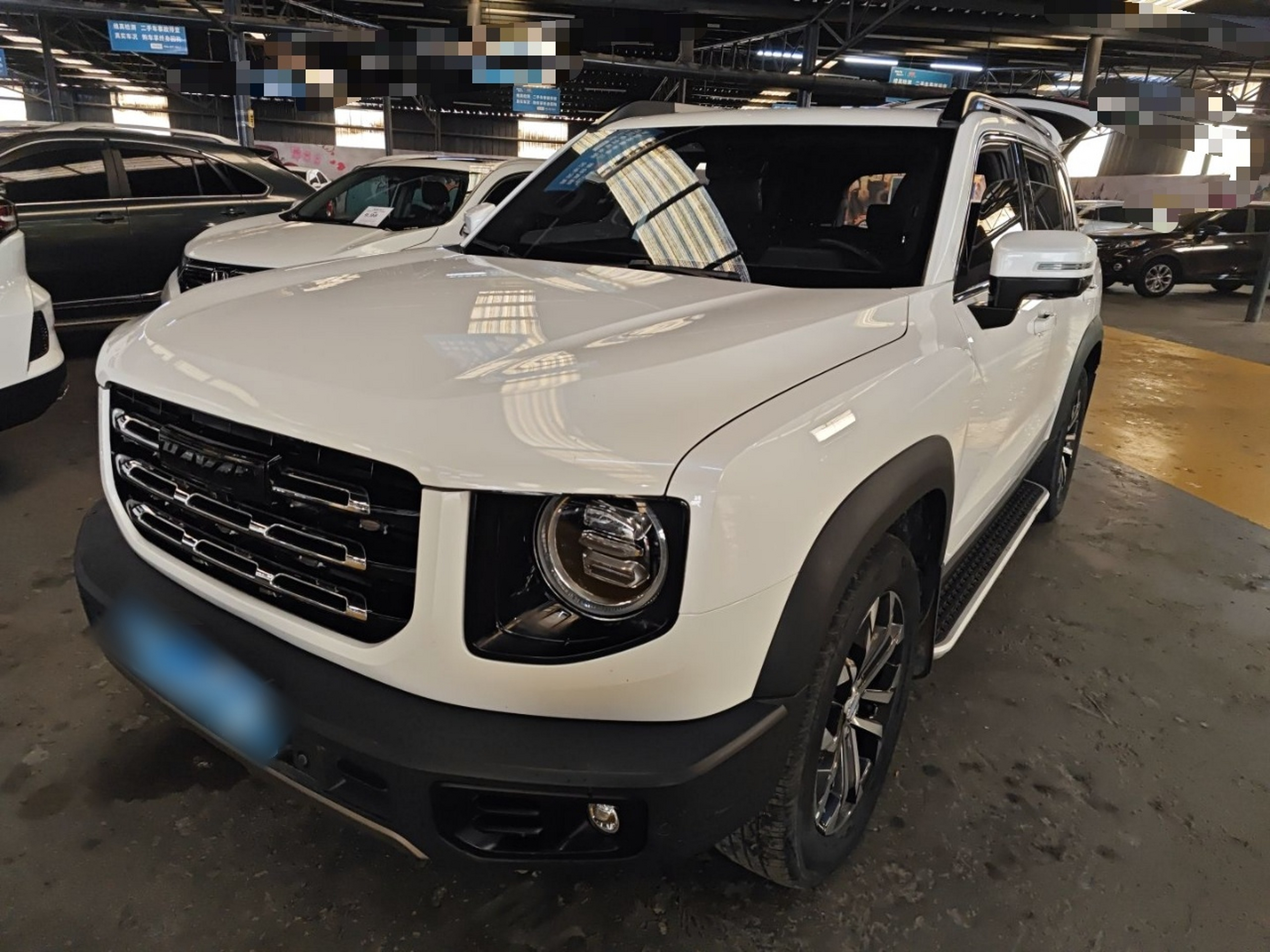 تحت مقدمة السيارة