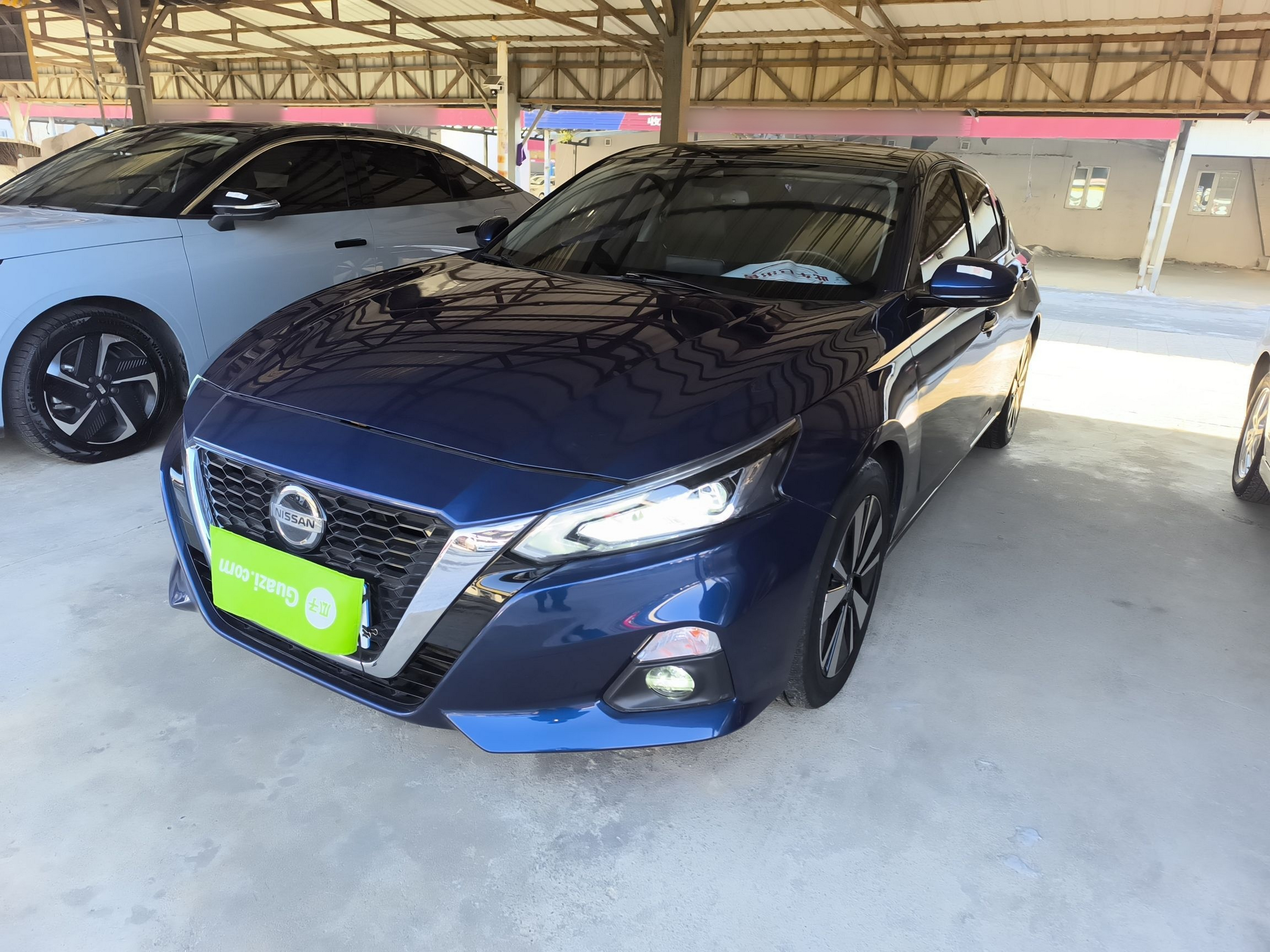 تحت مقدمة السيارة