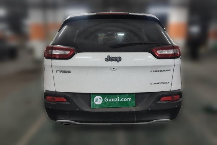 Used  Cherokee 2020 2.0L Two-Wheel Drive Classic Sports Edition
