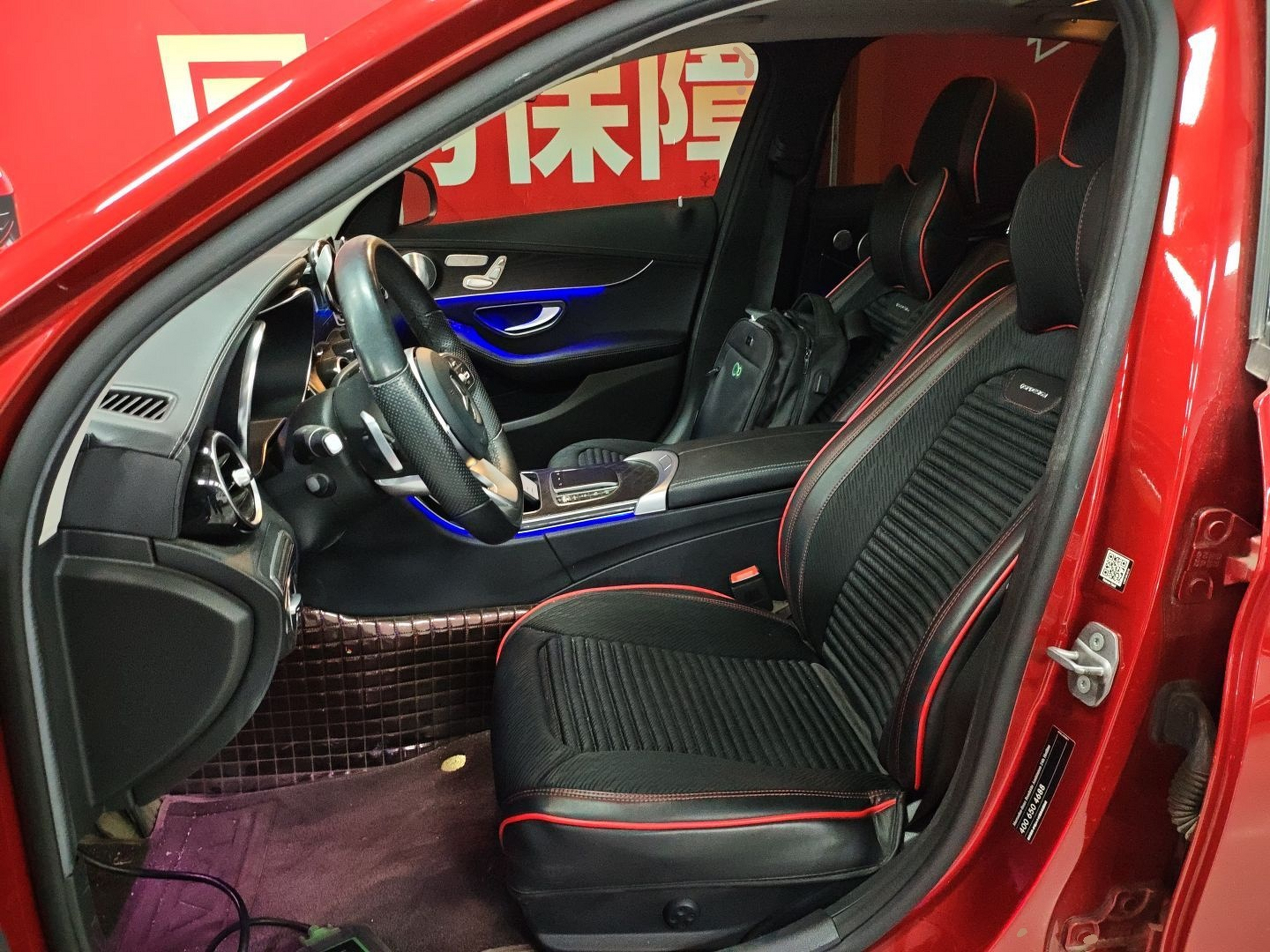 المقاعد الأمامية داخل السيارة