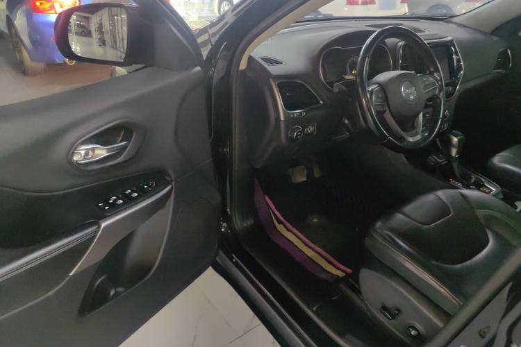 Used  Cherokee 2020 2.0T Two-Wheel Drive Leading Edition
