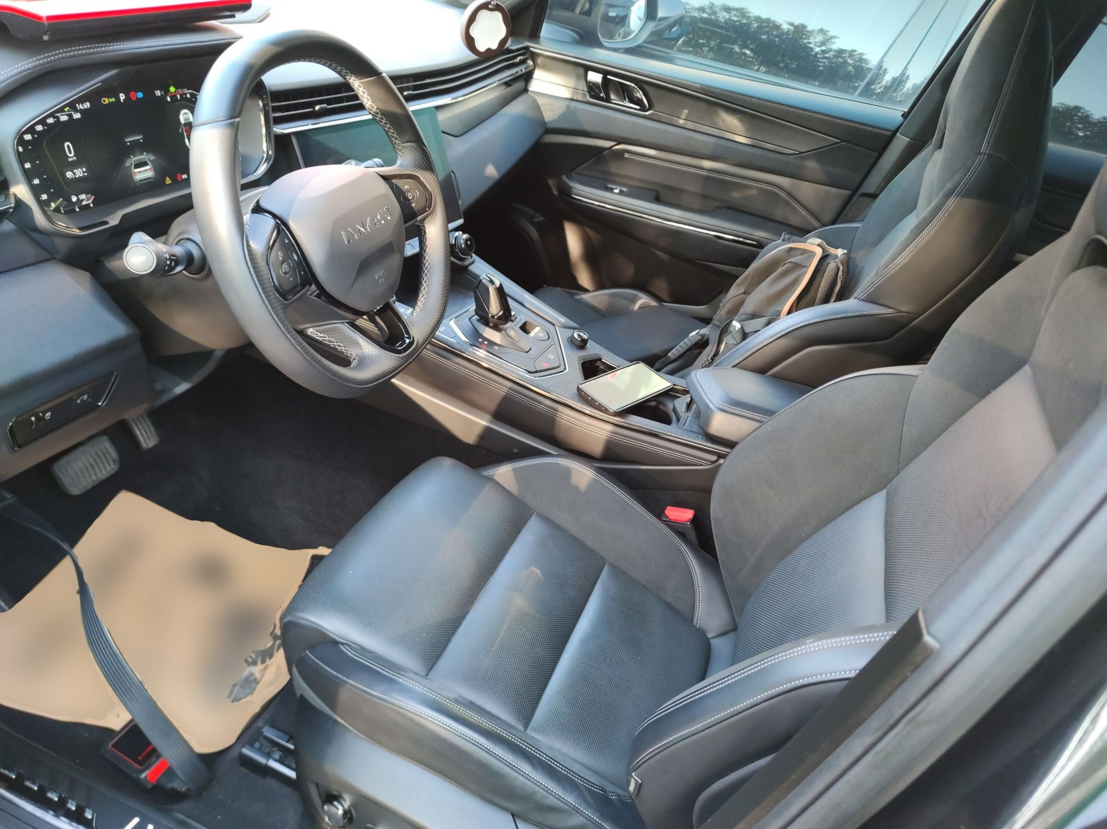 المقاعد الأمامية داخل السيارة