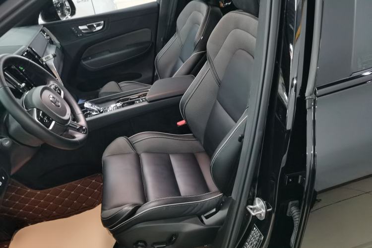 Used Volvo XC60 New Energy 2025 Plug-in Hybrid Long-Range All-Wheel Drive Zhiyuan Extreme Night Black Edition
