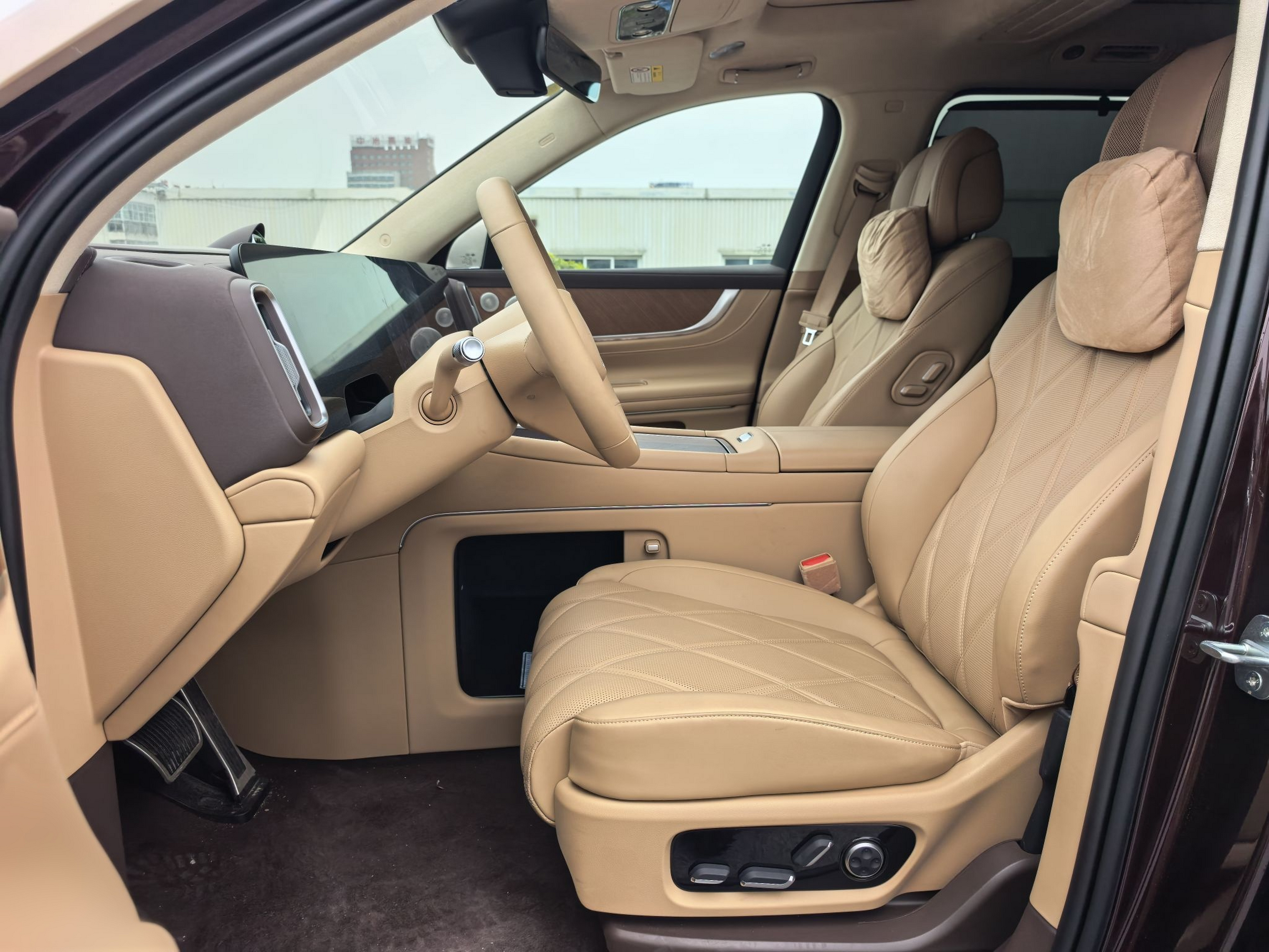 Переднее сиденье в автомобиле