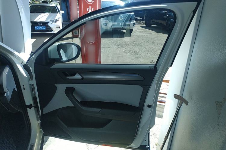 Used Volkswagen T-ROC 2023 300TSI DSG Two-Wheel-Drive Chen Guang Edition
