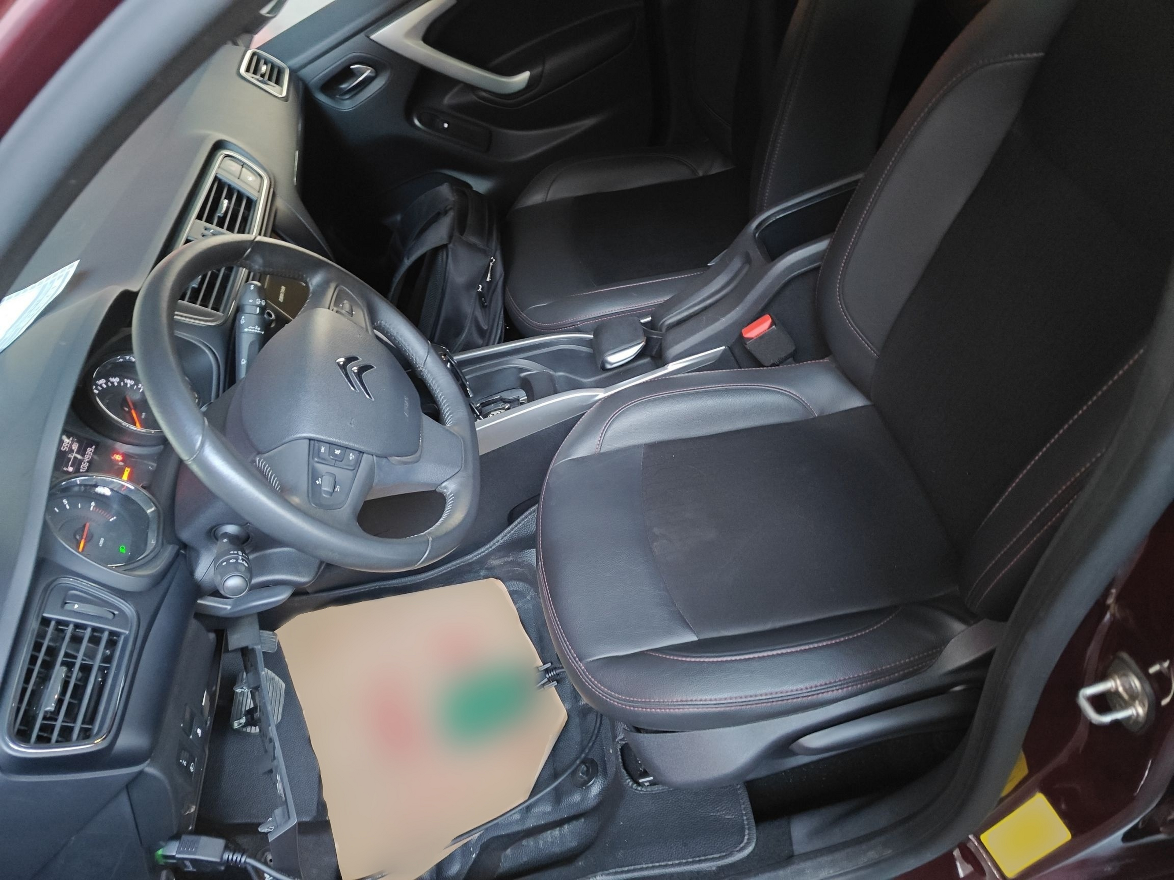 المقاعد الأمامية داخل السيارة