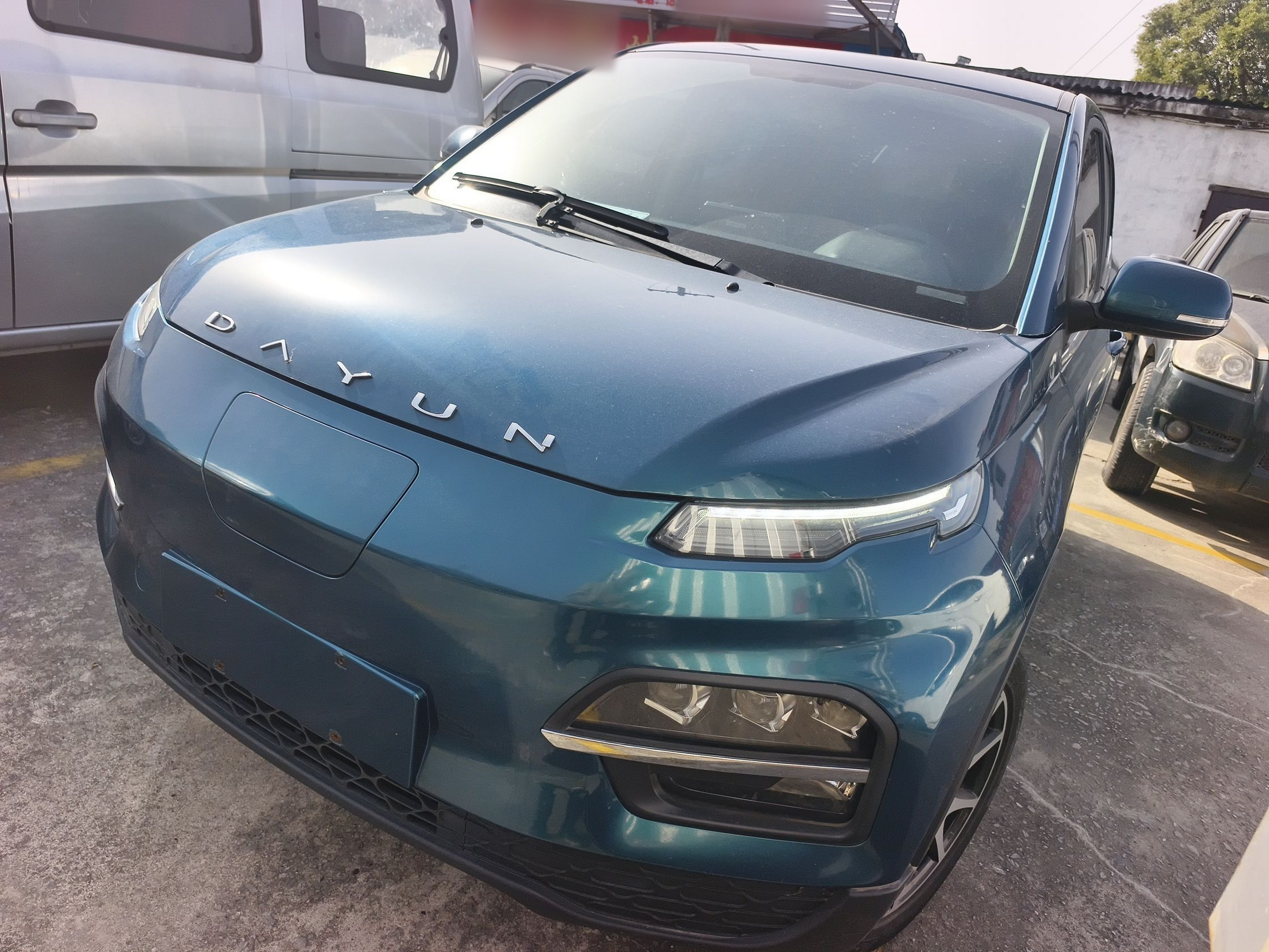 تحت مقدمة السيارة