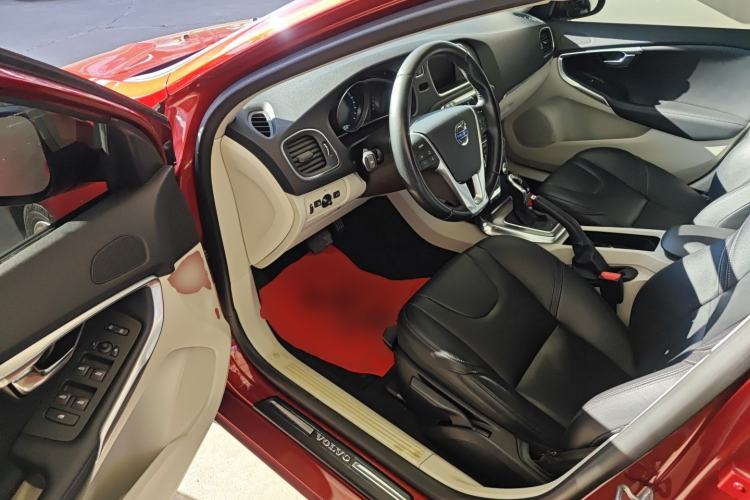 Used Volvo V40 2015 1.6T Zhiyi Edition