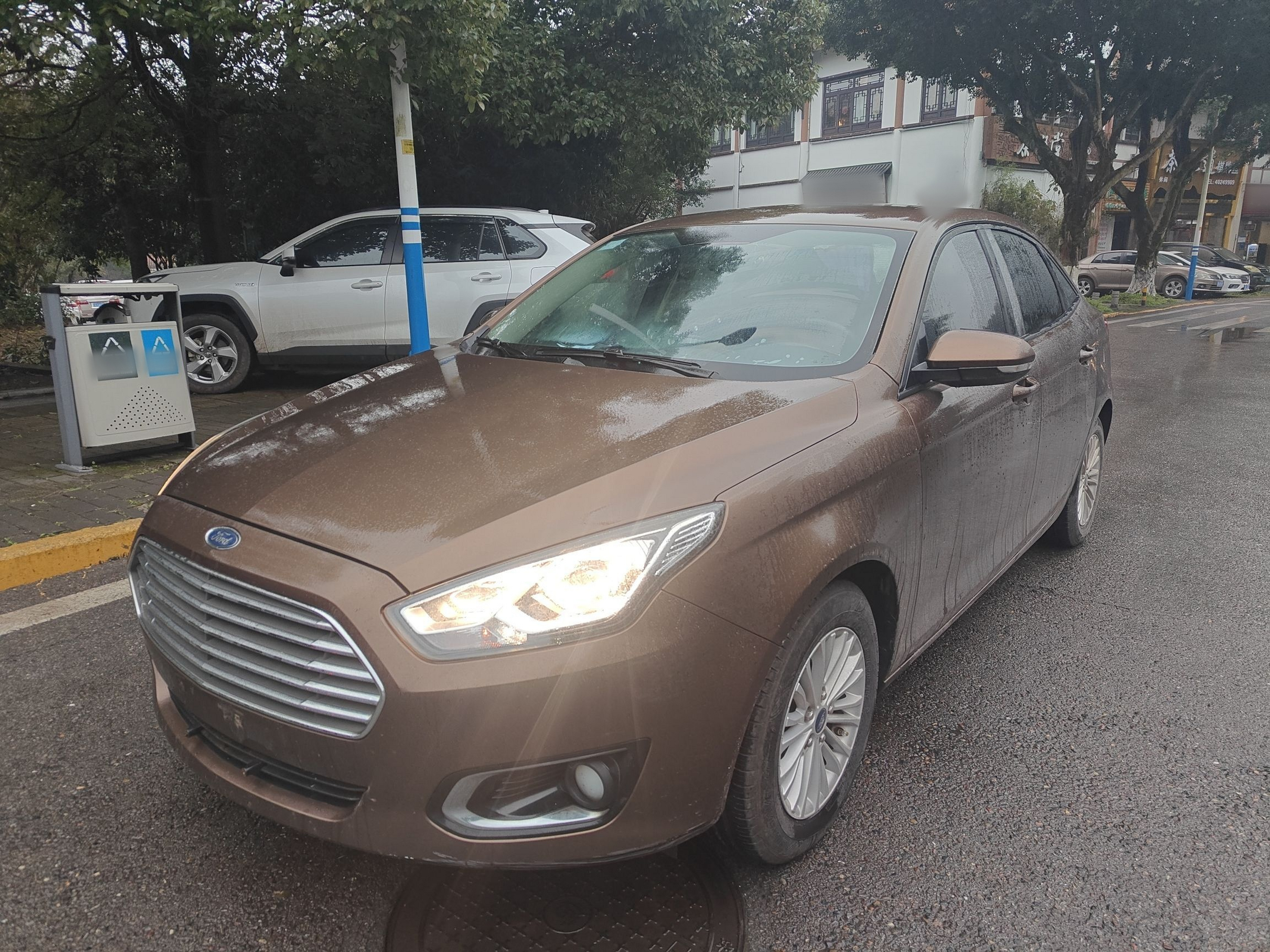 تحت مقدمة السيارة