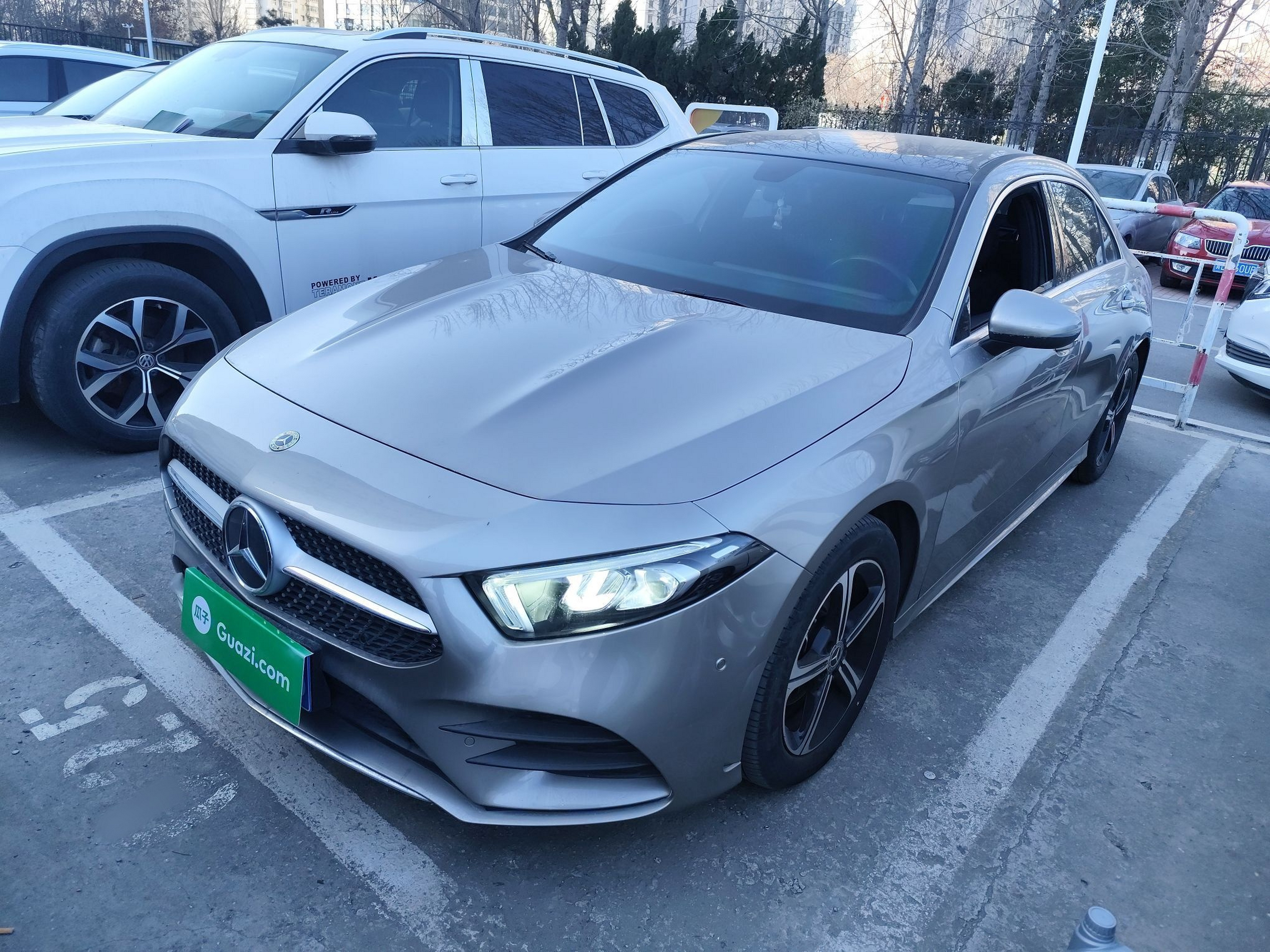 Под передней частью автомобиля