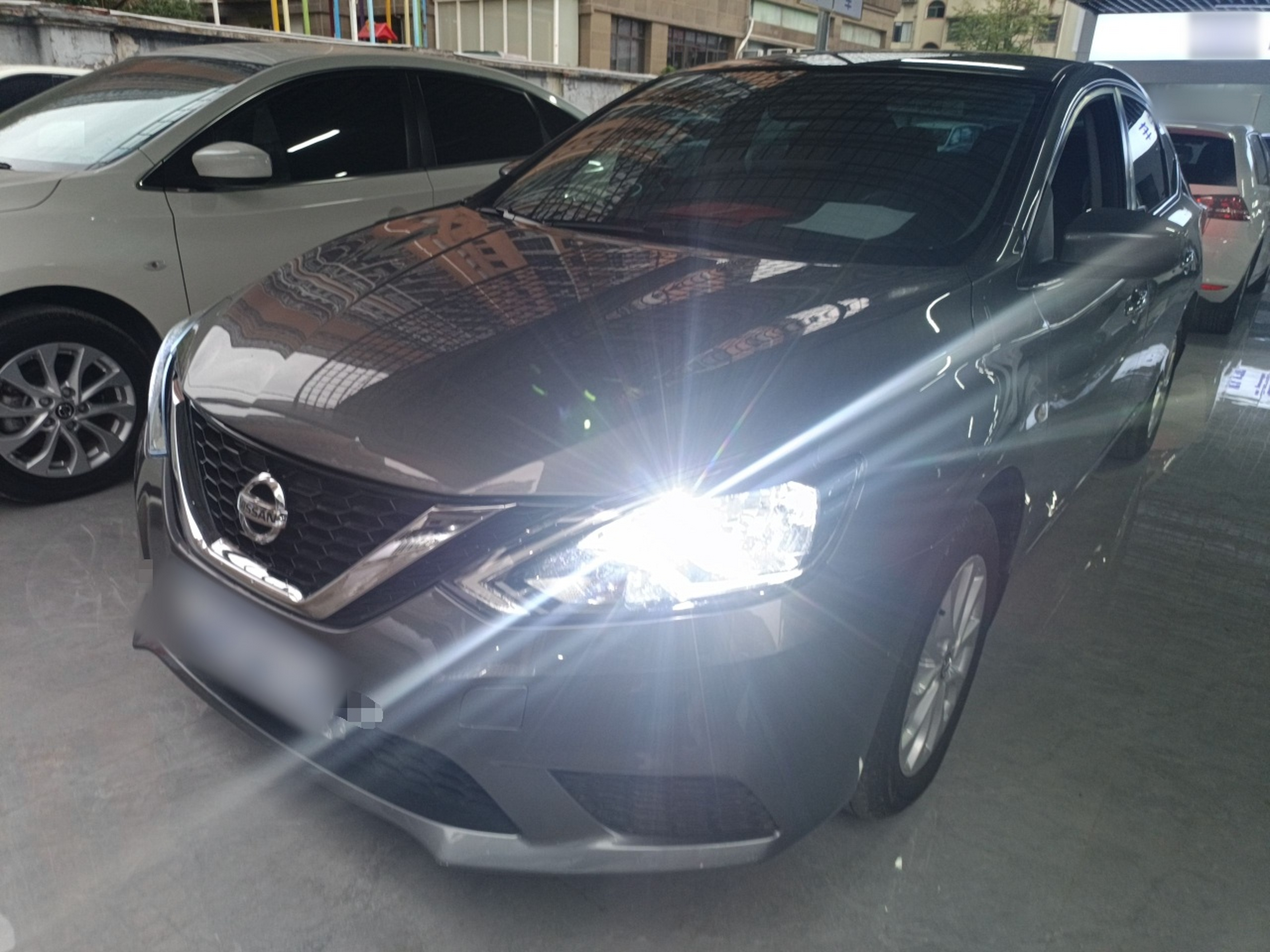 تحت مقدمة السيارة