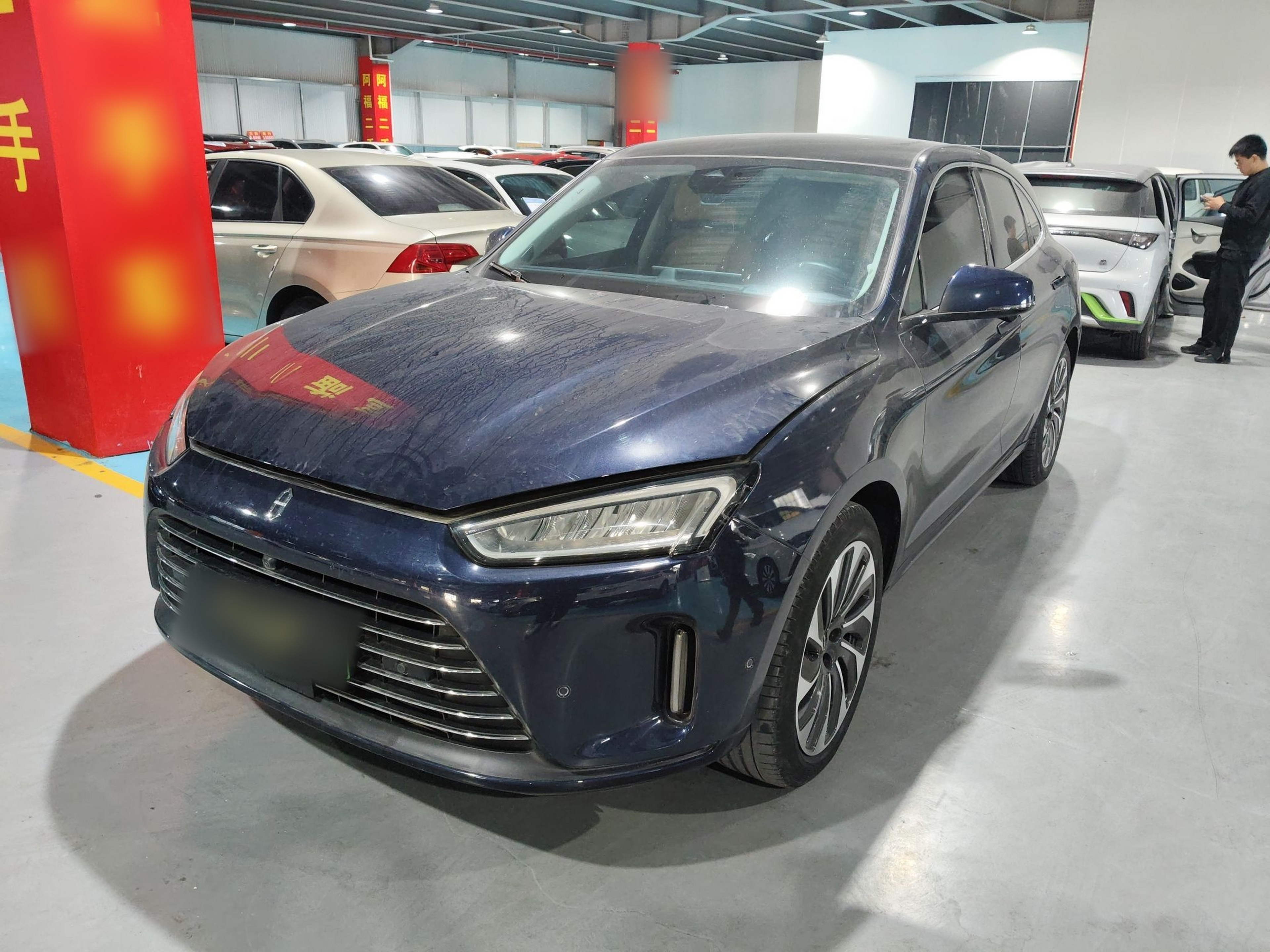 تحت مقدمة السيارة