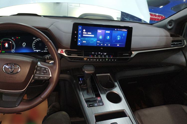 Used Toyota Sienna 2023 2.5L Hybrid Platinum Edition