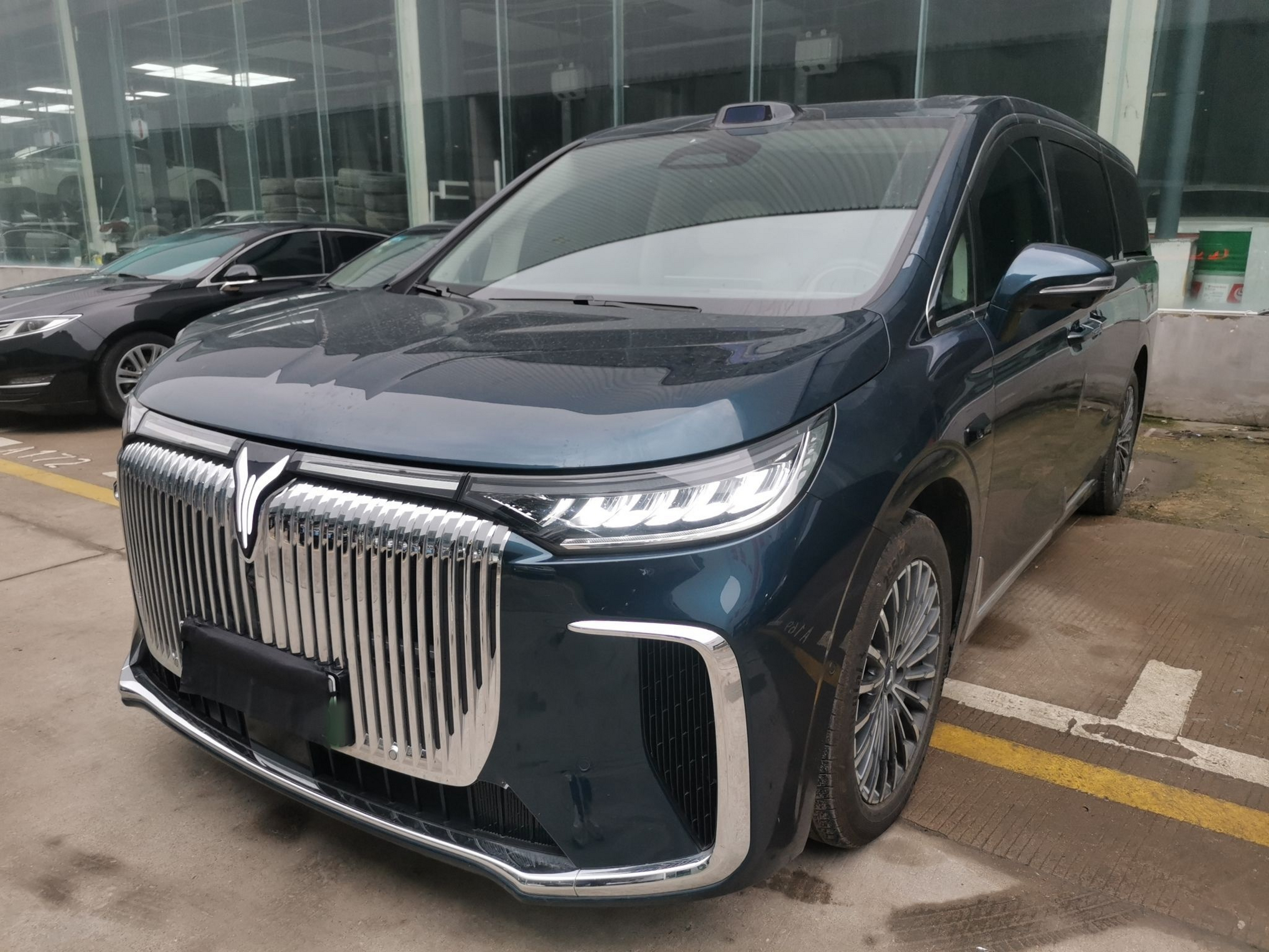 Под передней частью автомобиля