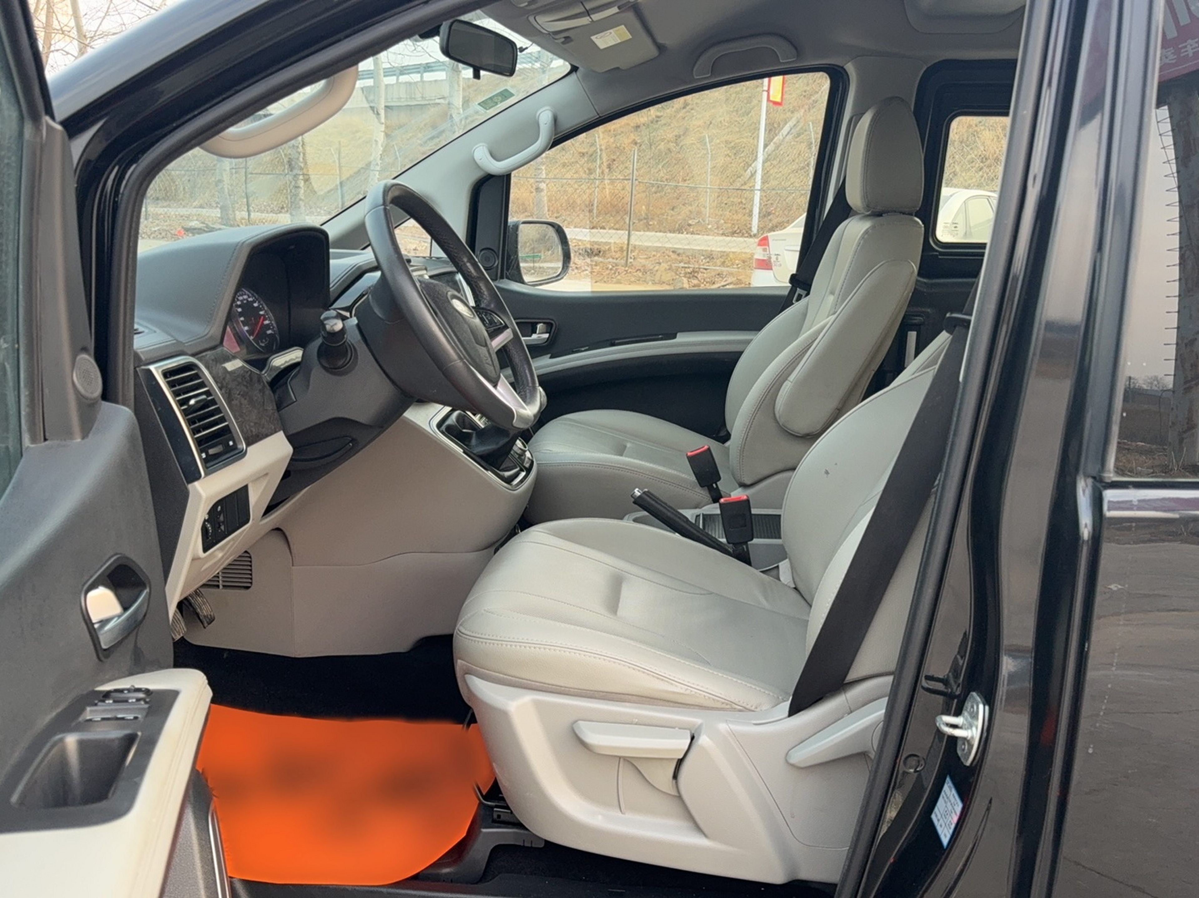 Переднее сиденье в автомобиле