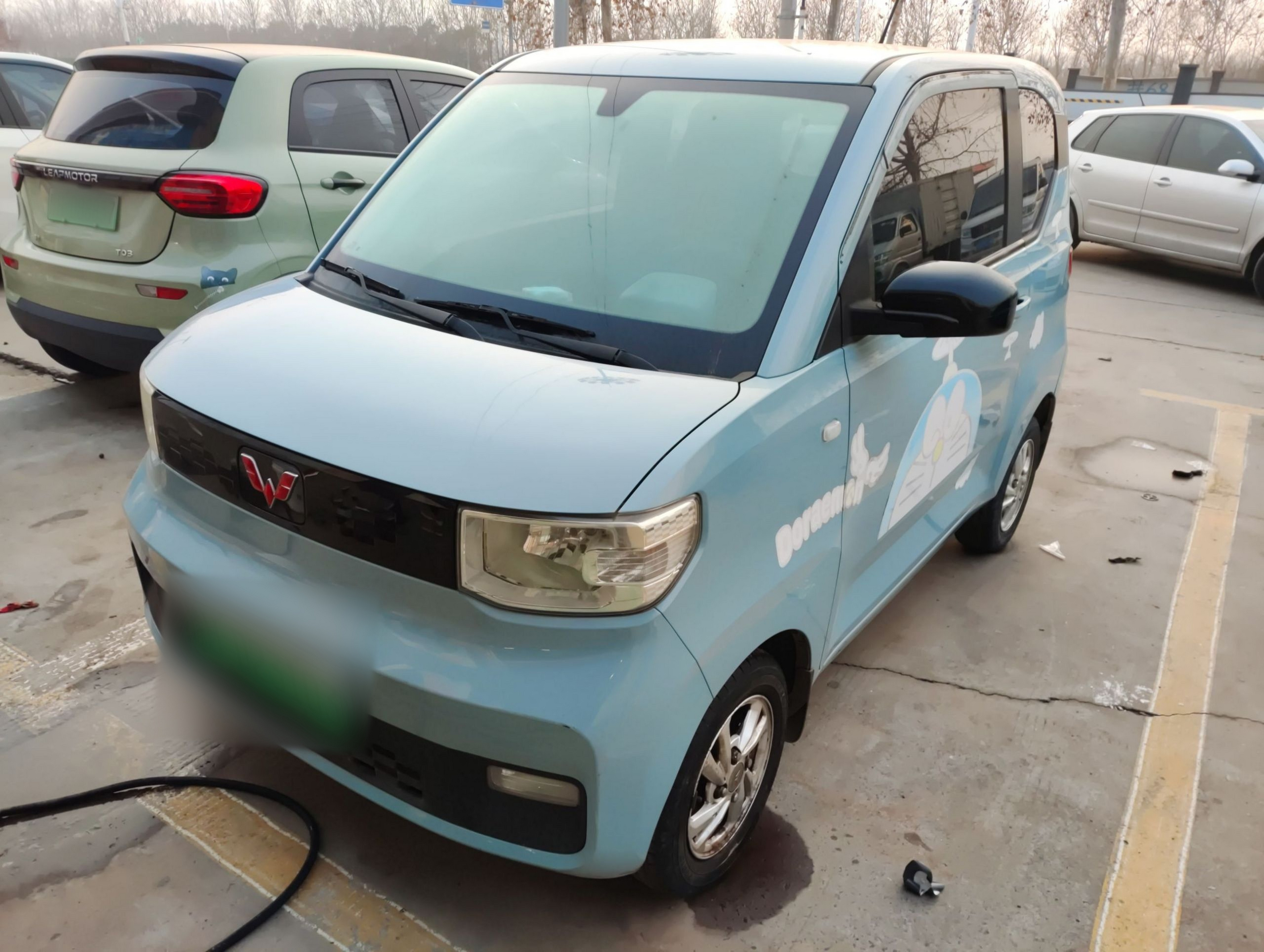 Под передней частью автомобиля