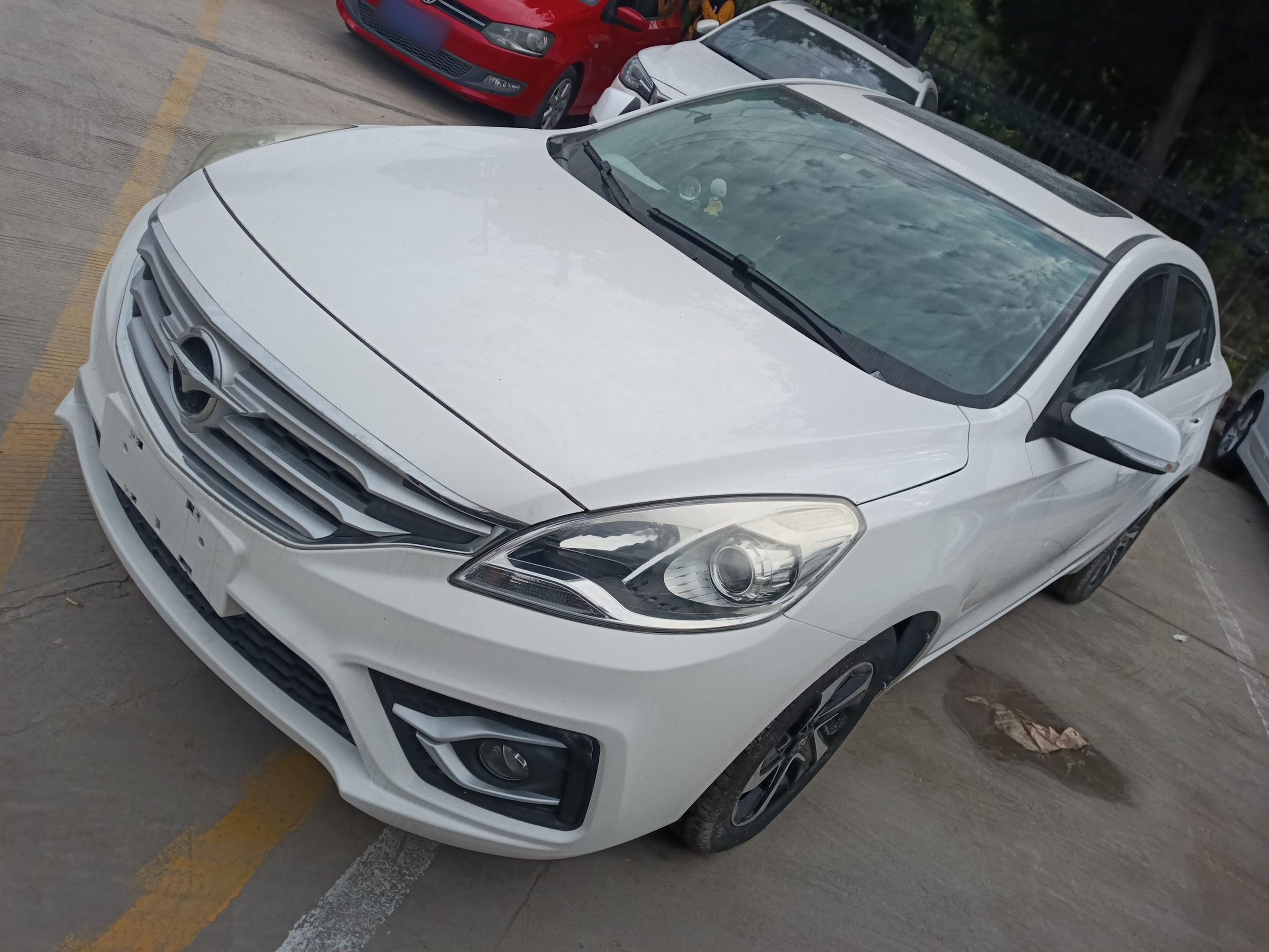 تحت مقدمة السيارة