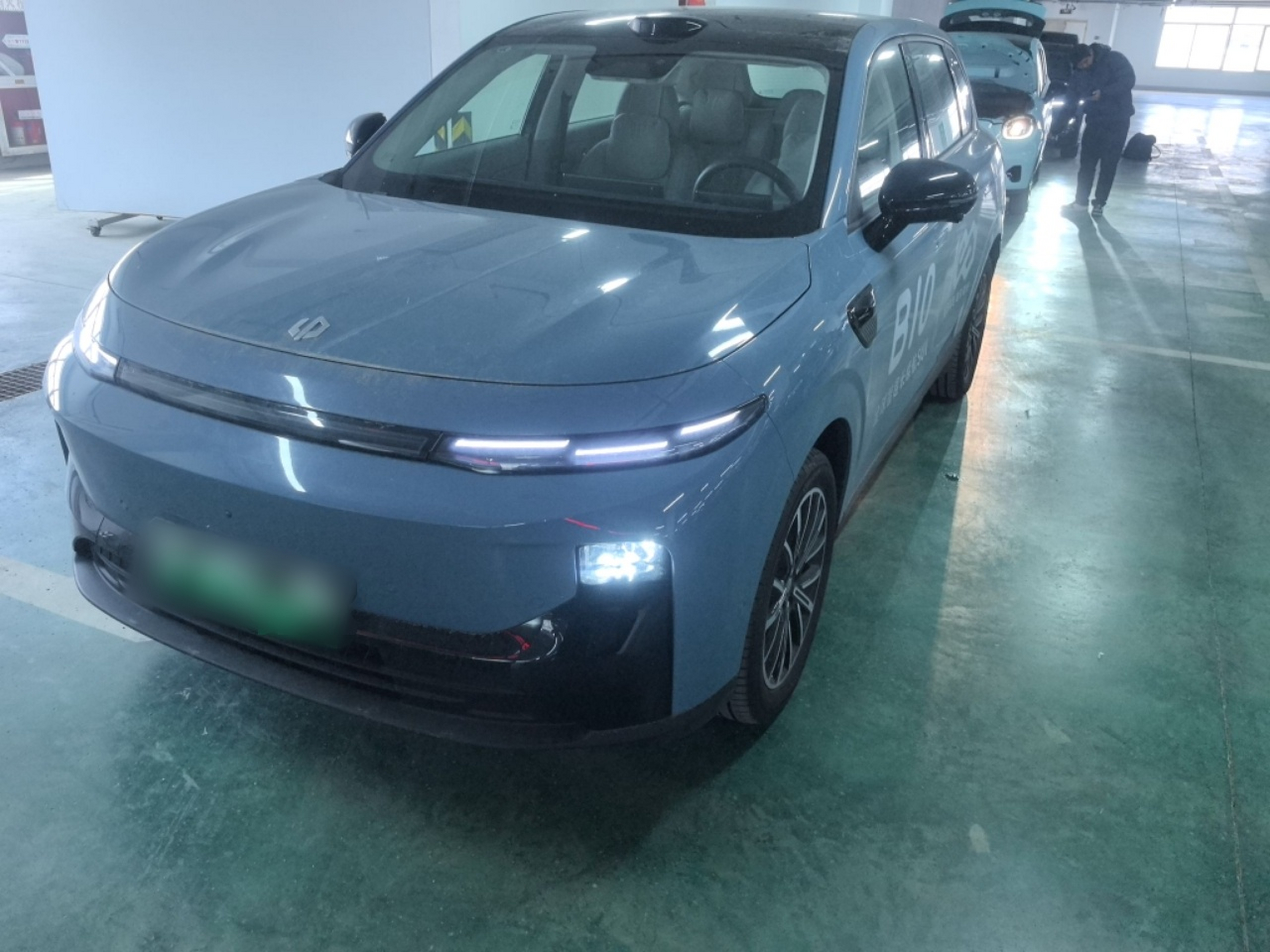 تحت مقدمة السيارة