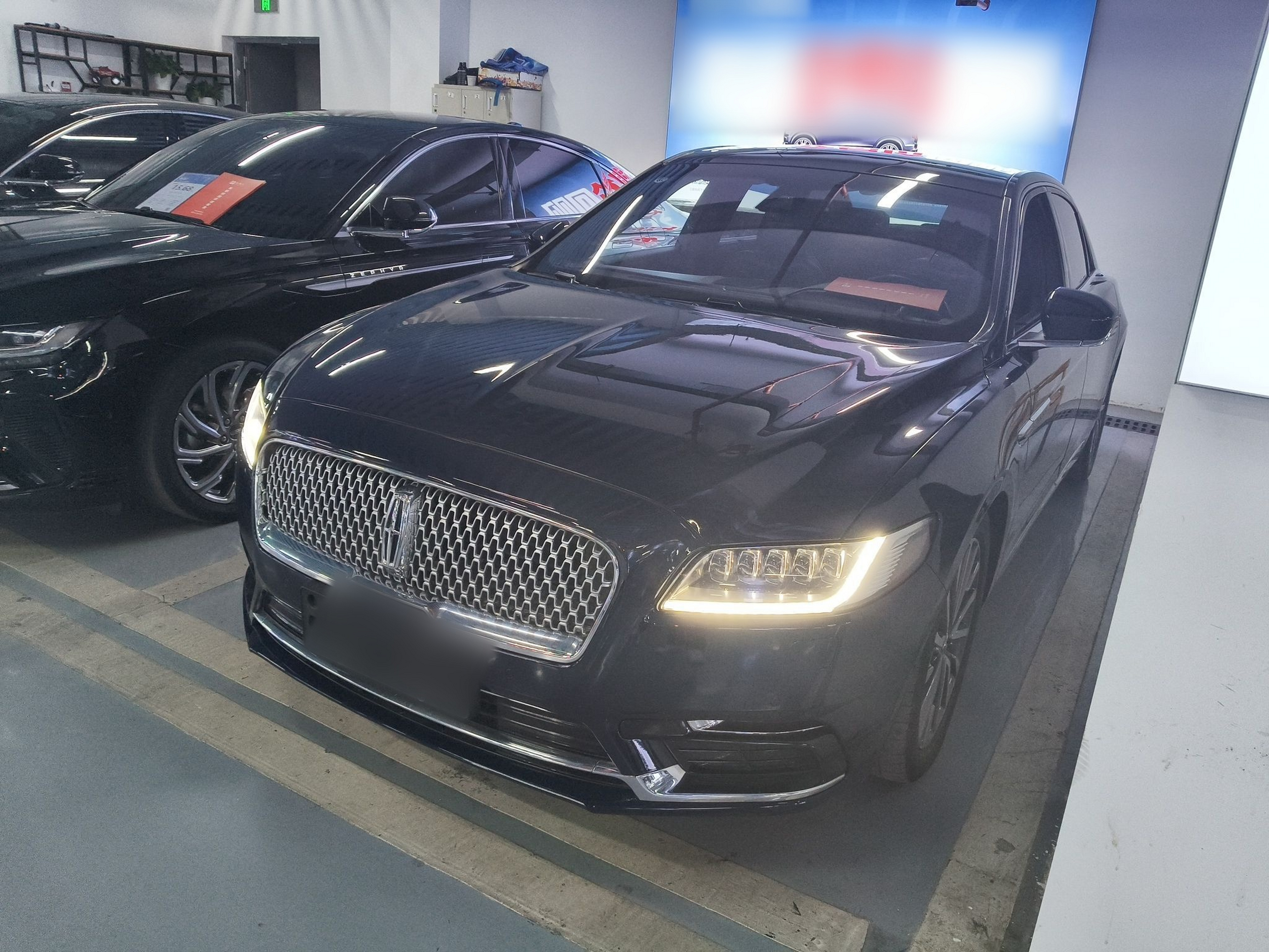 تحت مقدمة السيارة