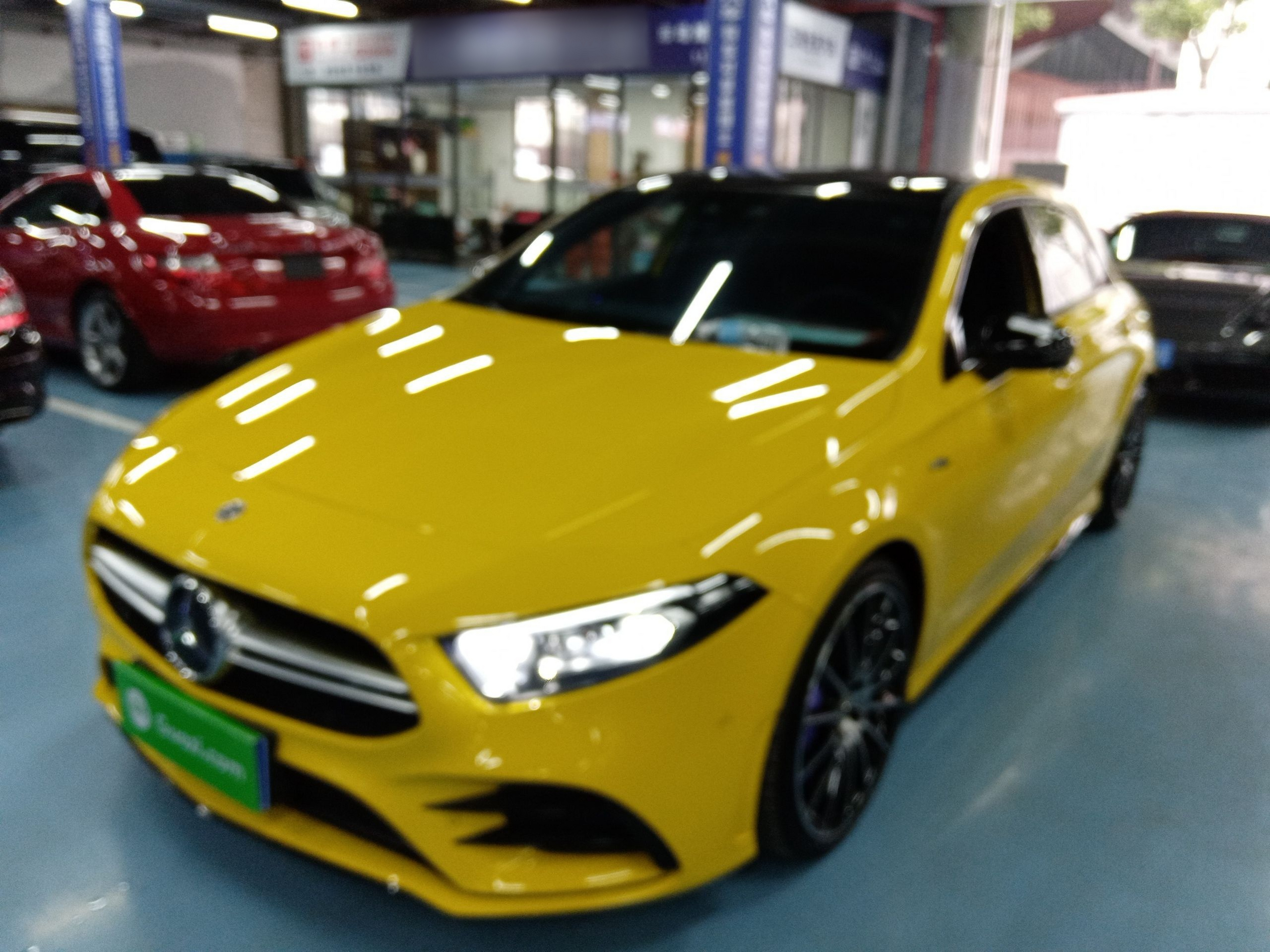 تحت مقدمة السيارة