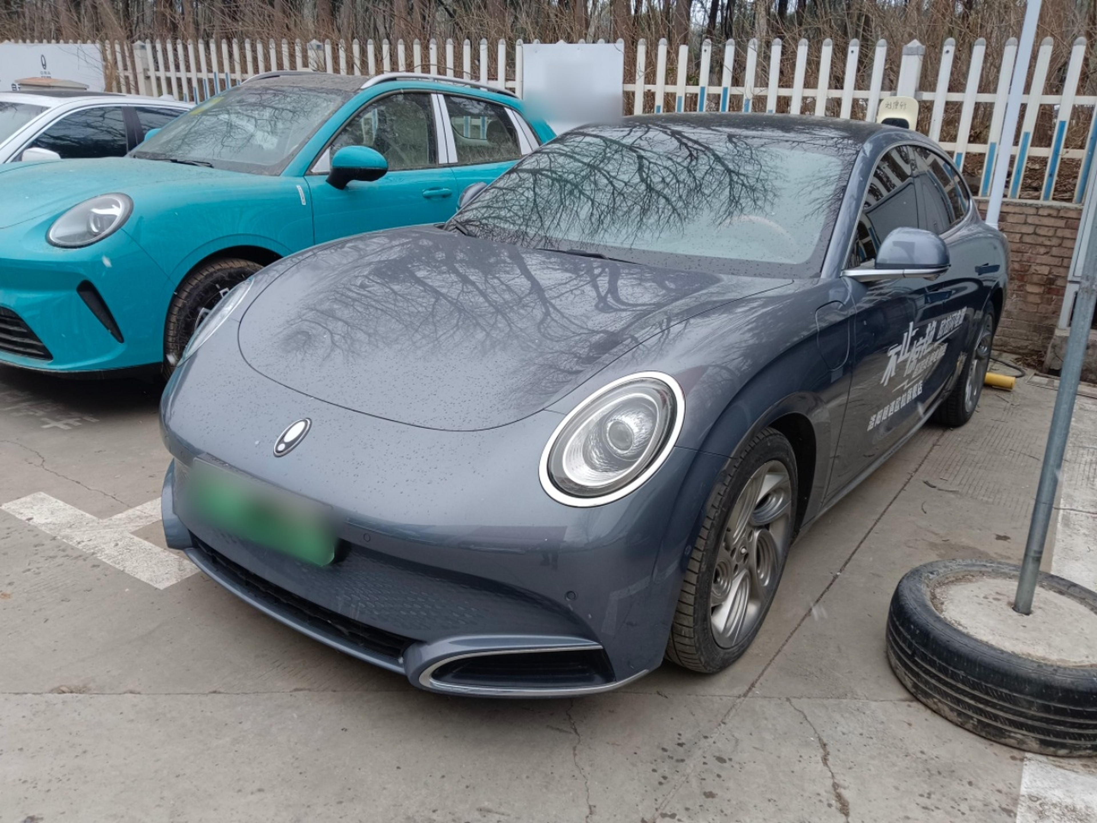 Под передней частью автомобиля