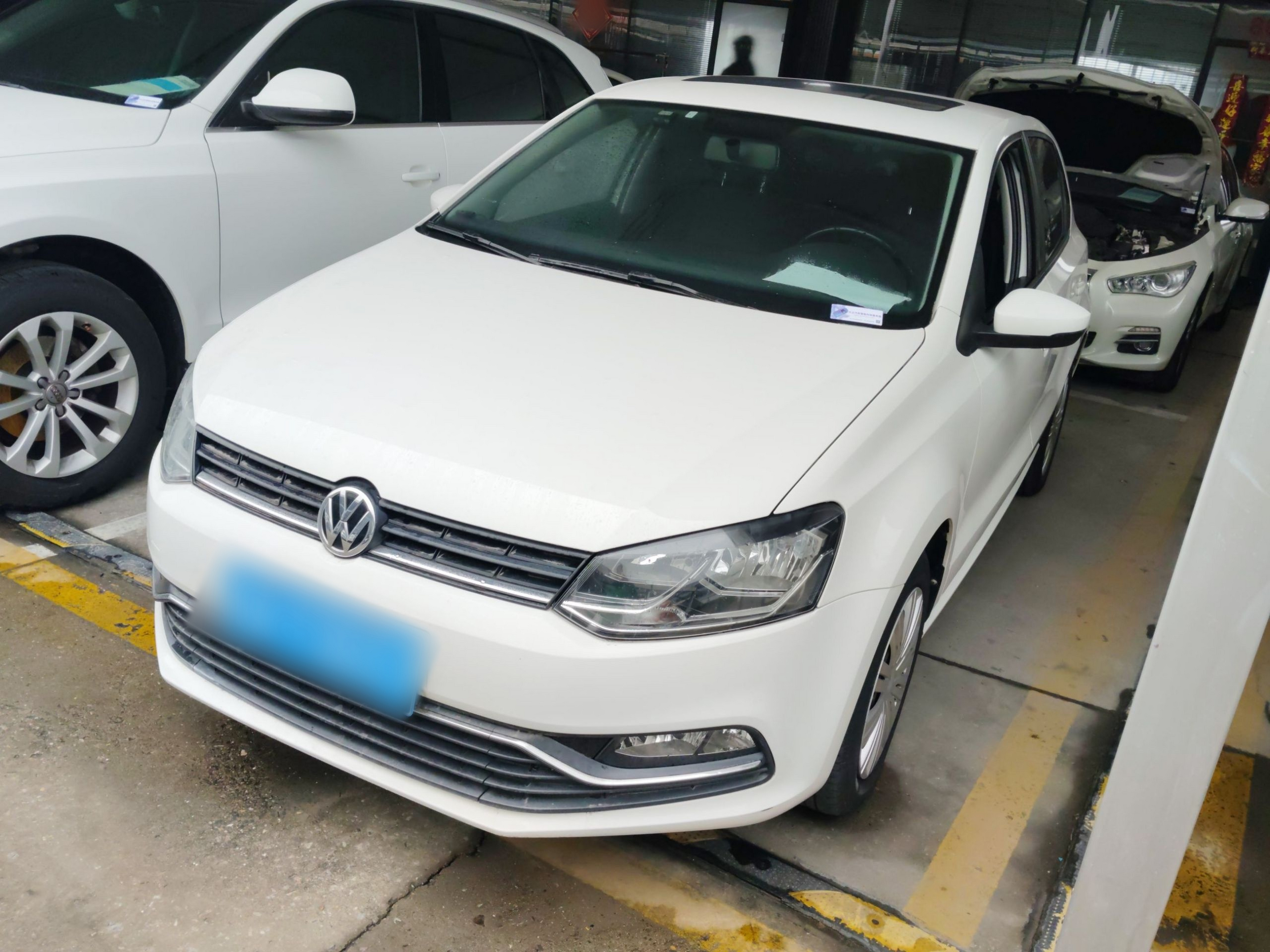 تحت مقدمة السيارة