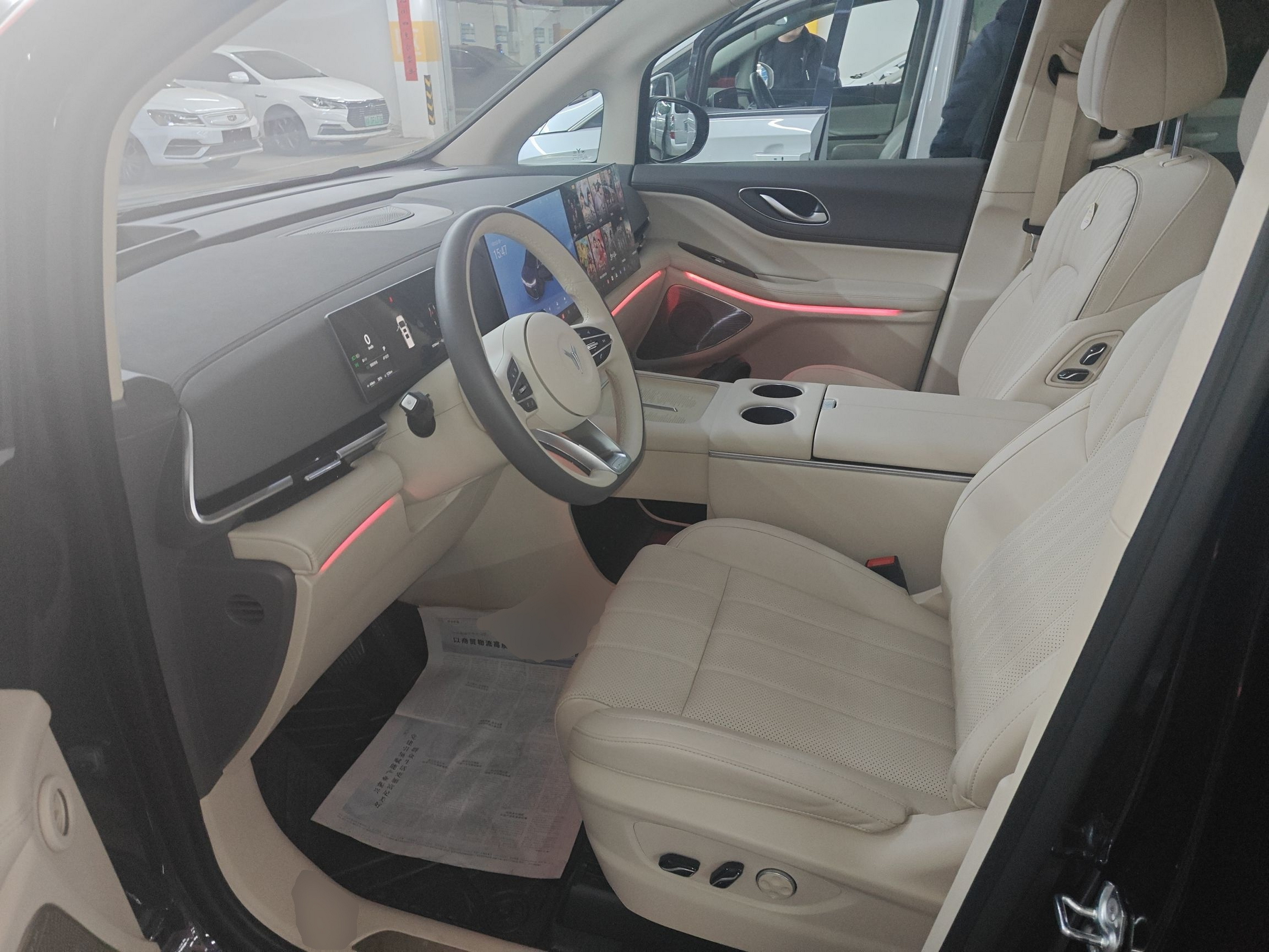 المقاعد الأمامية داخل السيارة