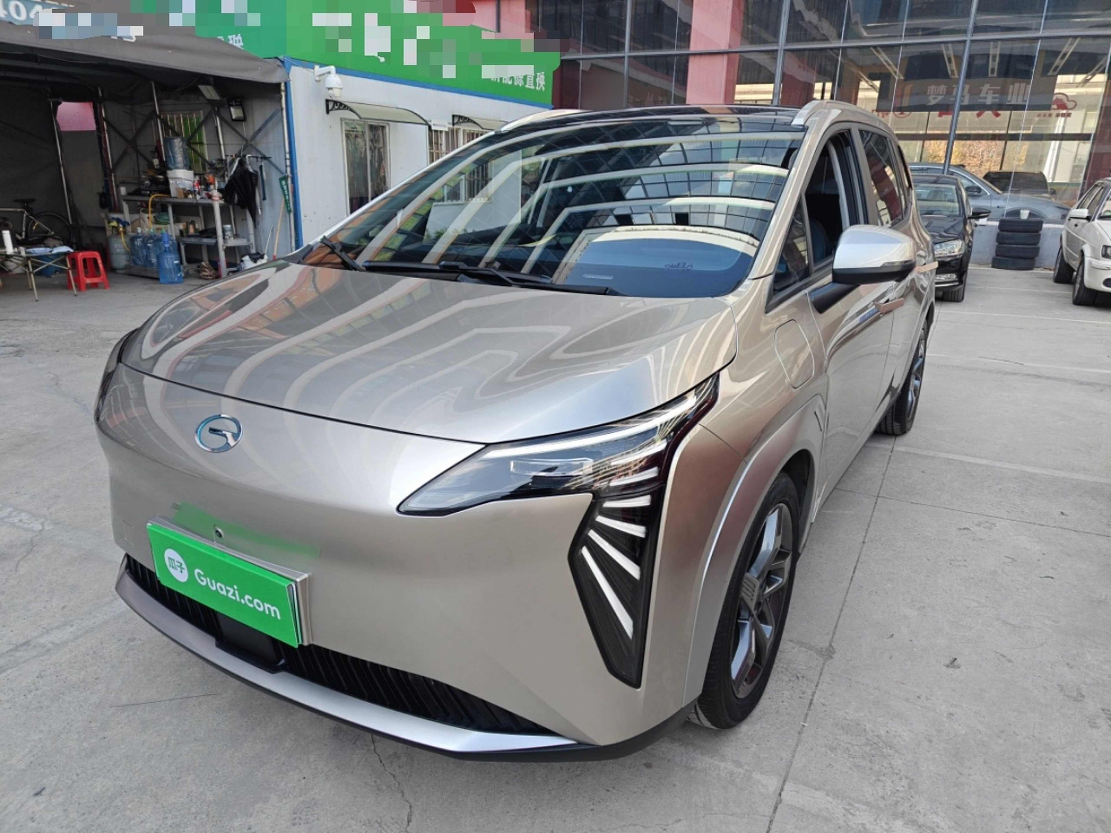 تحت مقدمة السيارة