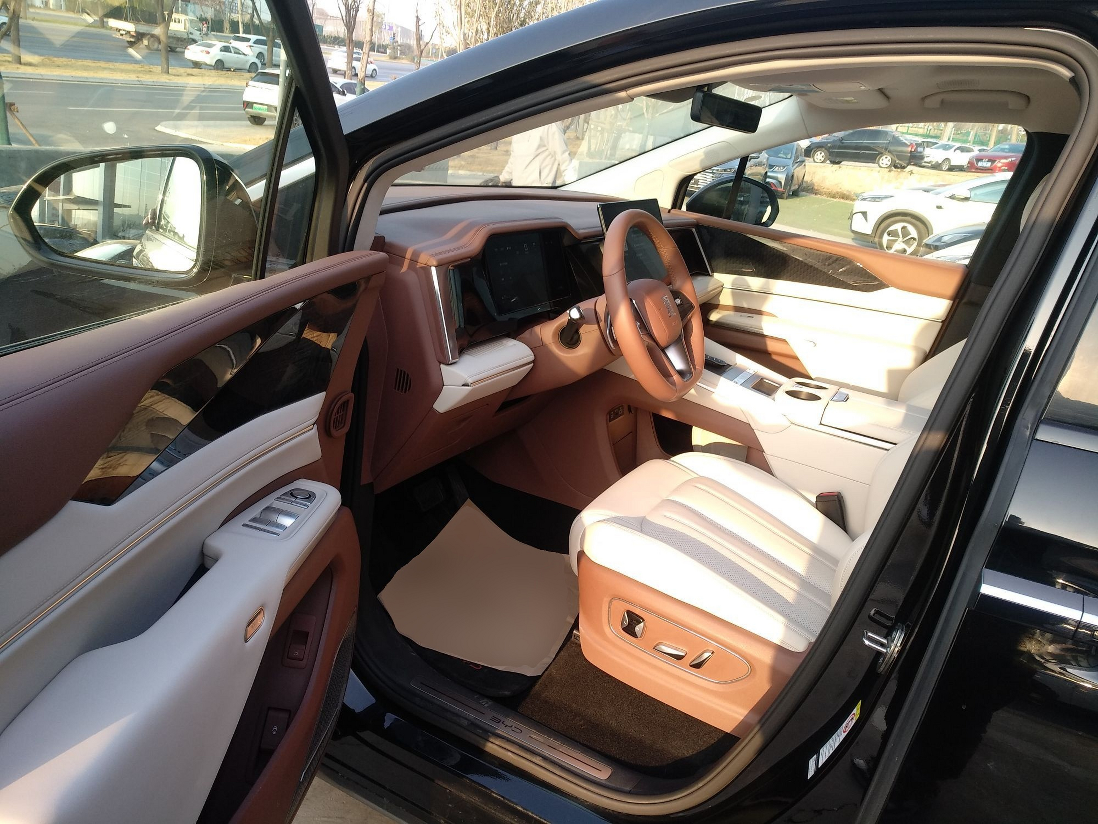 المقاعد الأمامية داخل السيارة