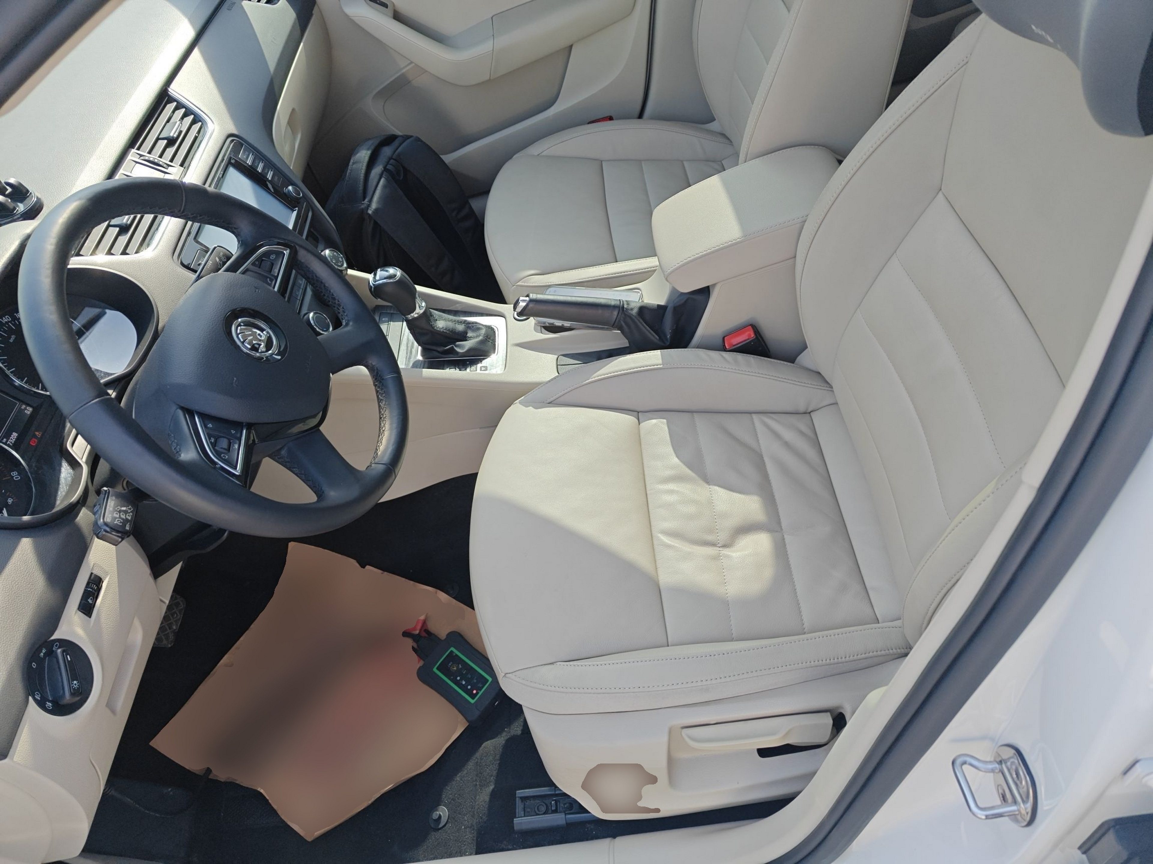 Переднее сиденье в автомобиле