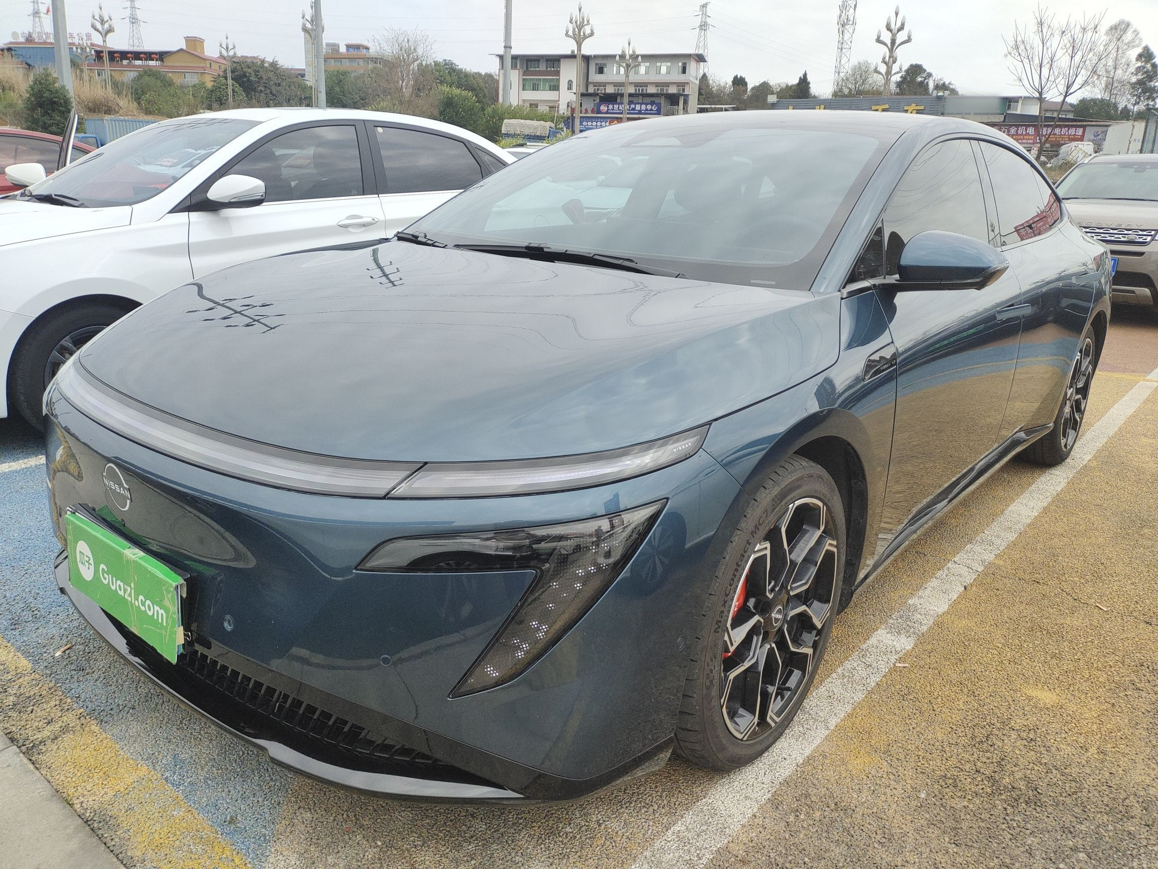 تحت مقدمة السيارة