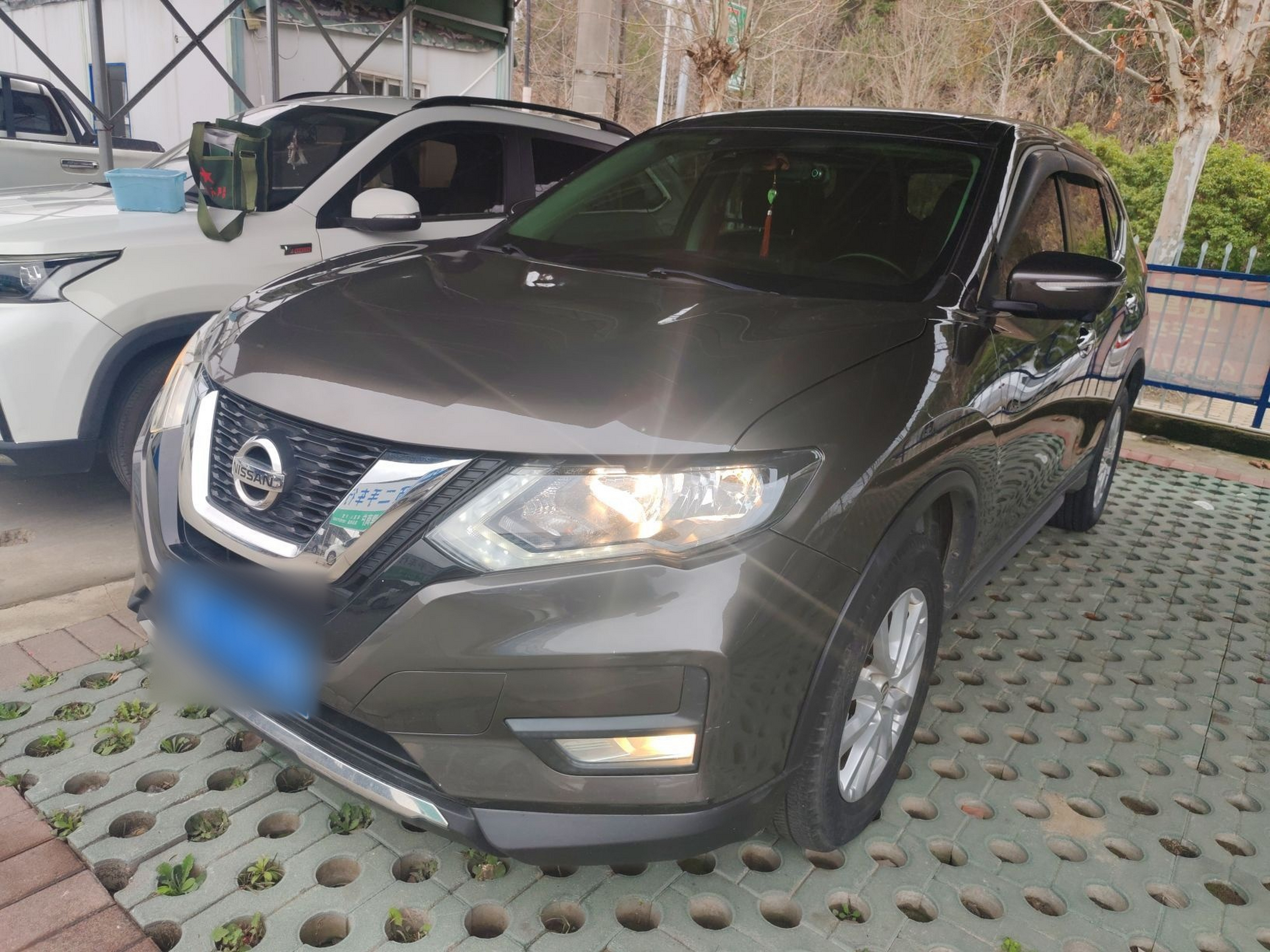 Под передней частью автомобиля